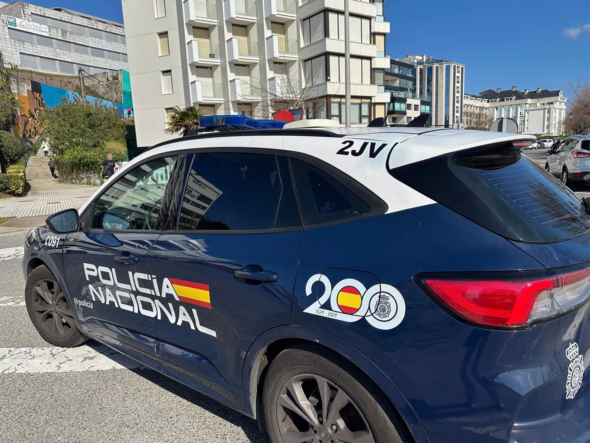 Dos policías heridos al volcar su coche y caer varios metros por un desnivel en León