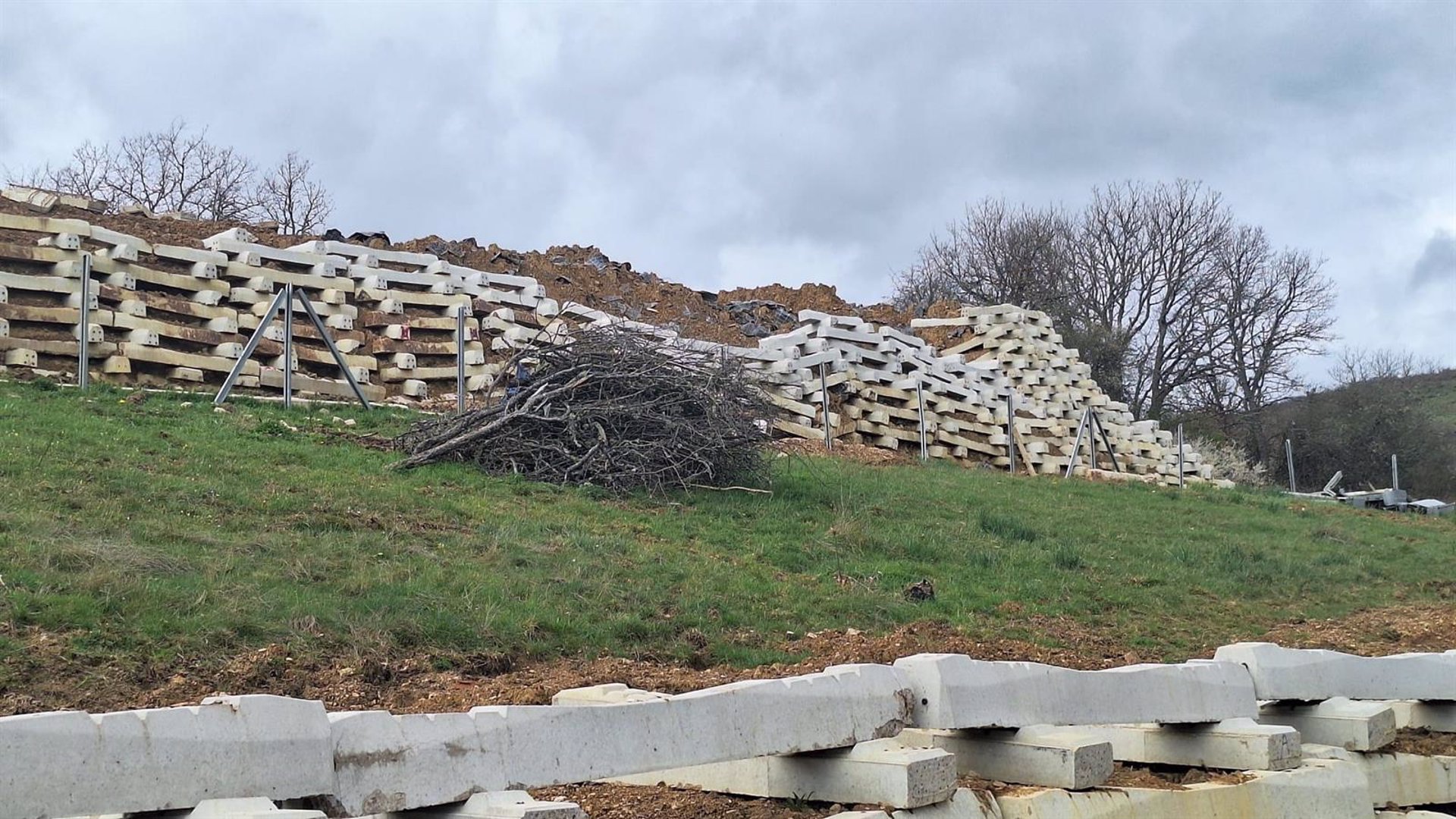 Detectan un vertedero de placas solares en Vallespinoso de Cervera (Palencia) a 50 metros de un arroyo