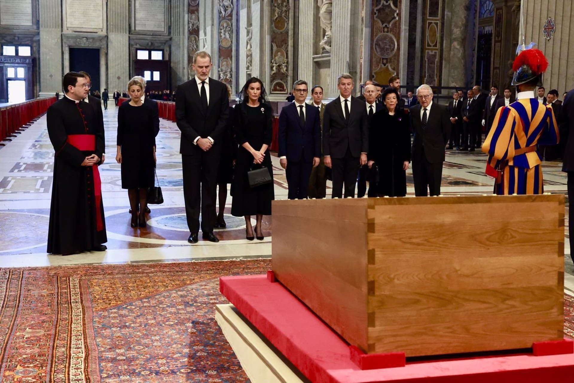 Feijóo: «En el funeral del Papa, acompañando a los Reyes, representando a España. Mi voluntad y mi deber»
