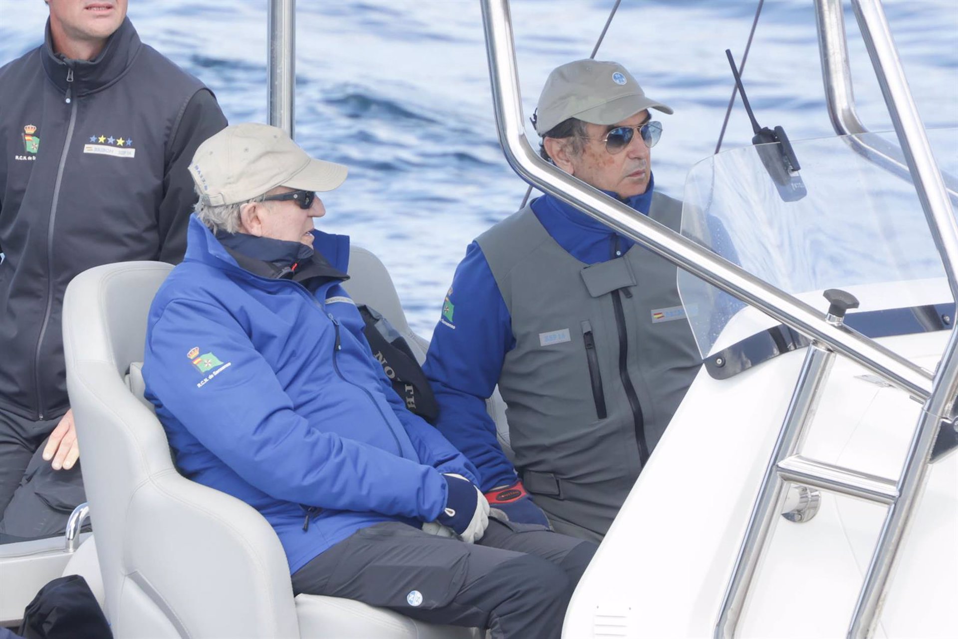 Juan Carlos I sale a navegar, pero no participa en el primer día de regata en Sanxenxo (Pontevedra)