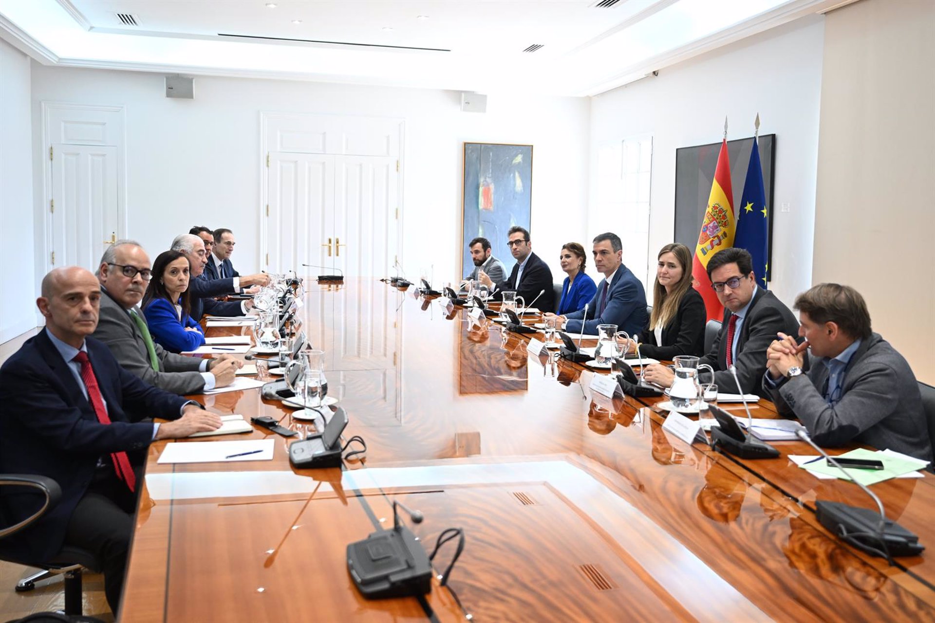 Sánchez pide a las eléctricas que colaboren con el Gobierno para aclarar la causa del incidente