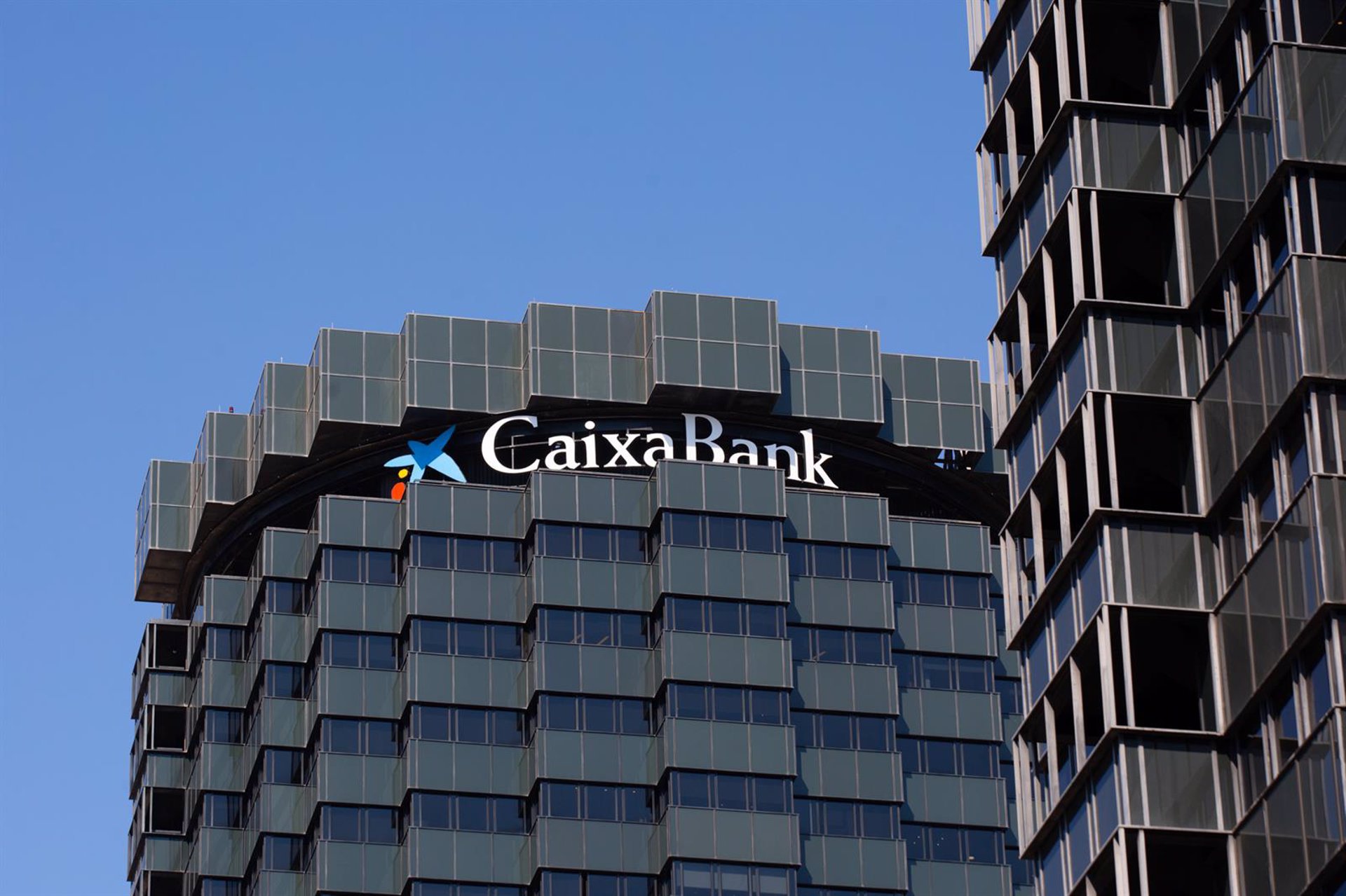 CaixaBank gana 1.470 millones hasta marzo, un 6,9% más en términos comparables