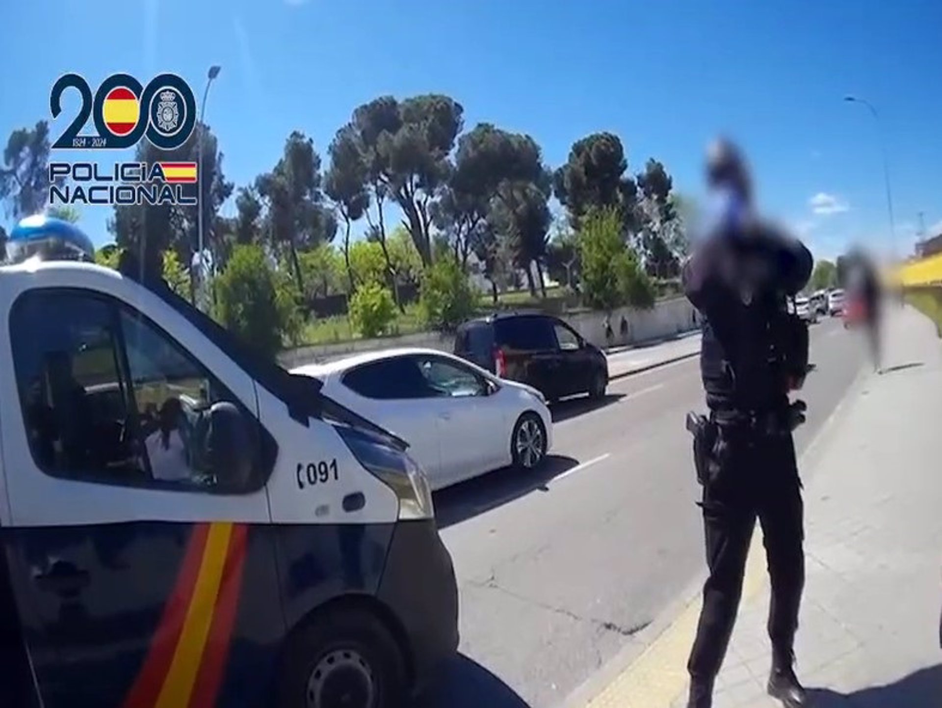 Policías nacionales llevan al hospital en pleno apagón a una mujer que se puso de parto en una calle de Aluche