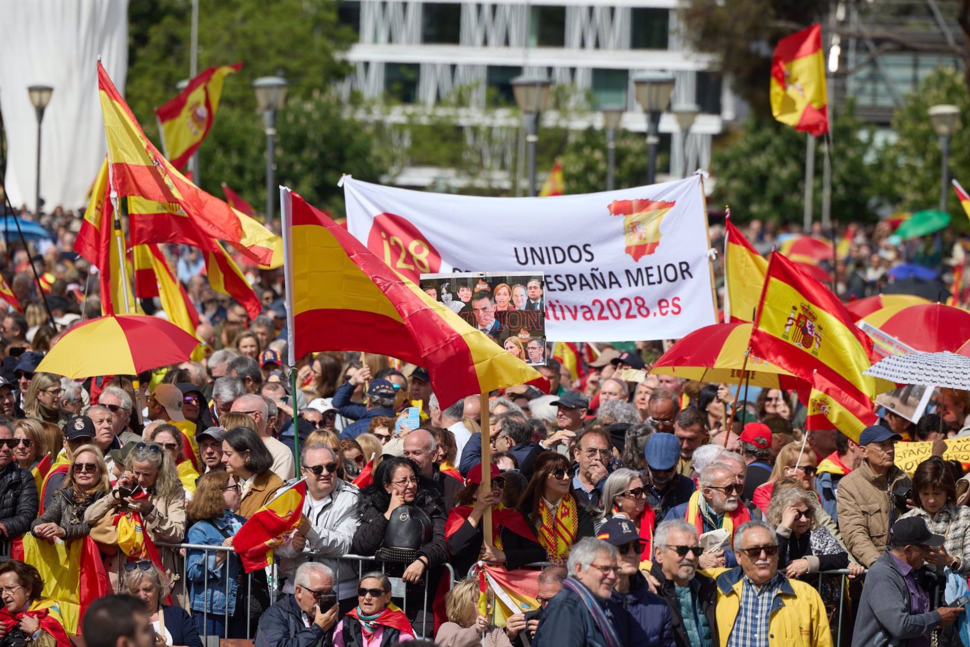 Miles de personas exigen en Madrid la dimisión de Sánchez y elecciones ya en una protesta secundada por PP y Vox