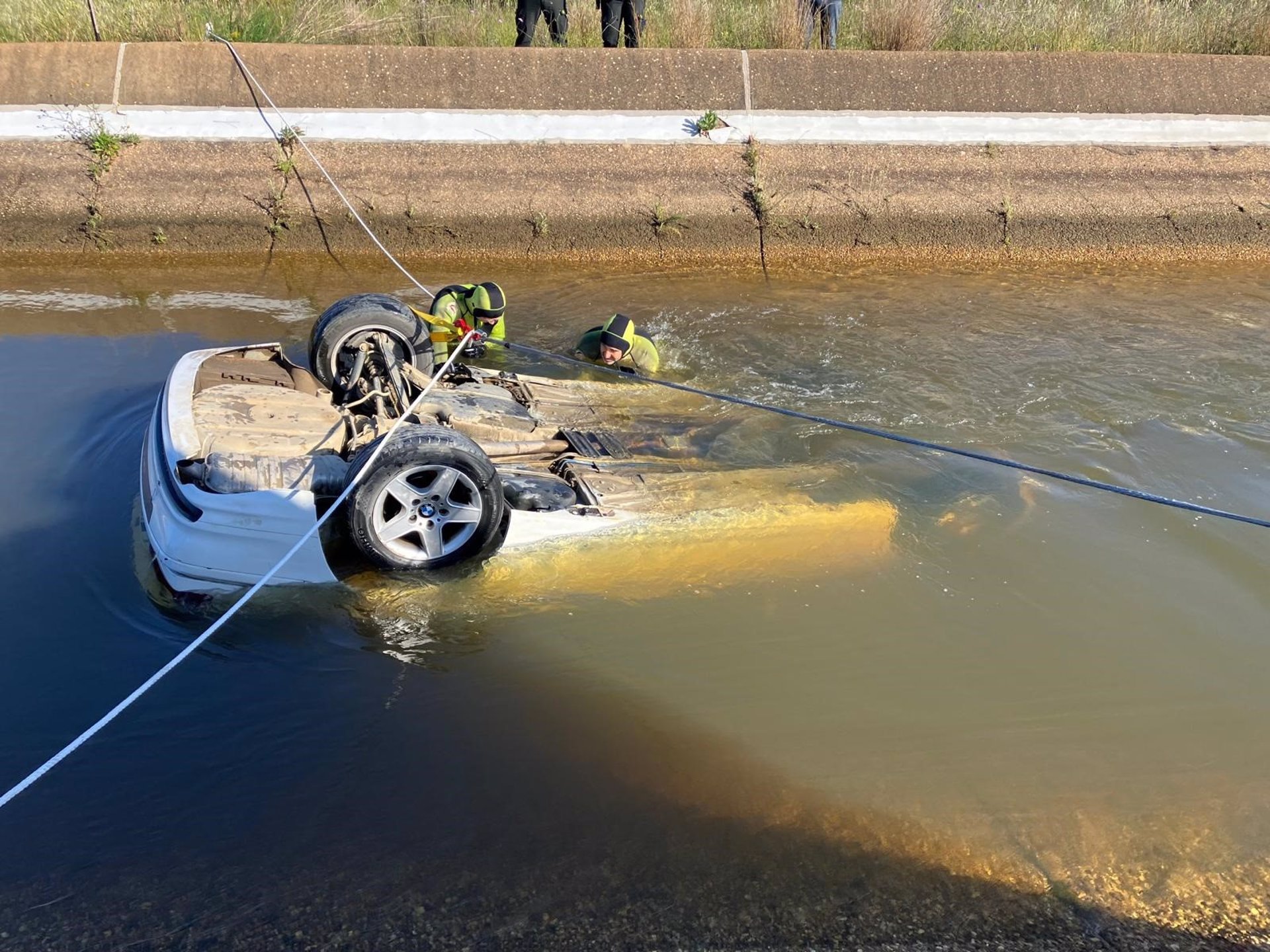 Encuentran tres personas fallecidas en el interior de un vehículo en un canal de Cartaya