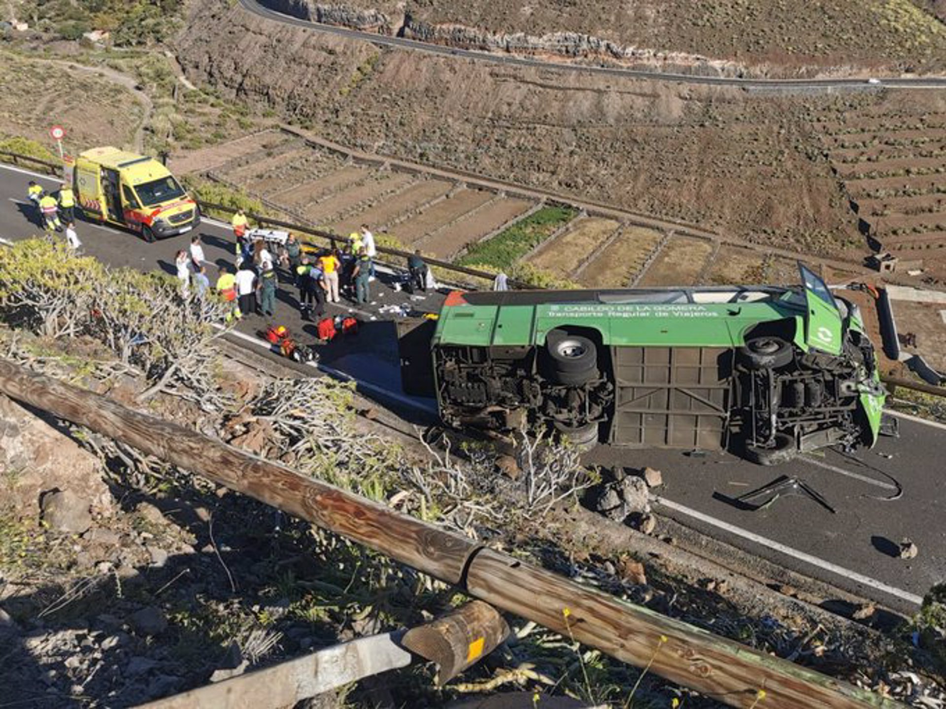 Al menos una persona fallecida y varios heridos tras el vuelco de una guagua en San Sebastián de La Gomera