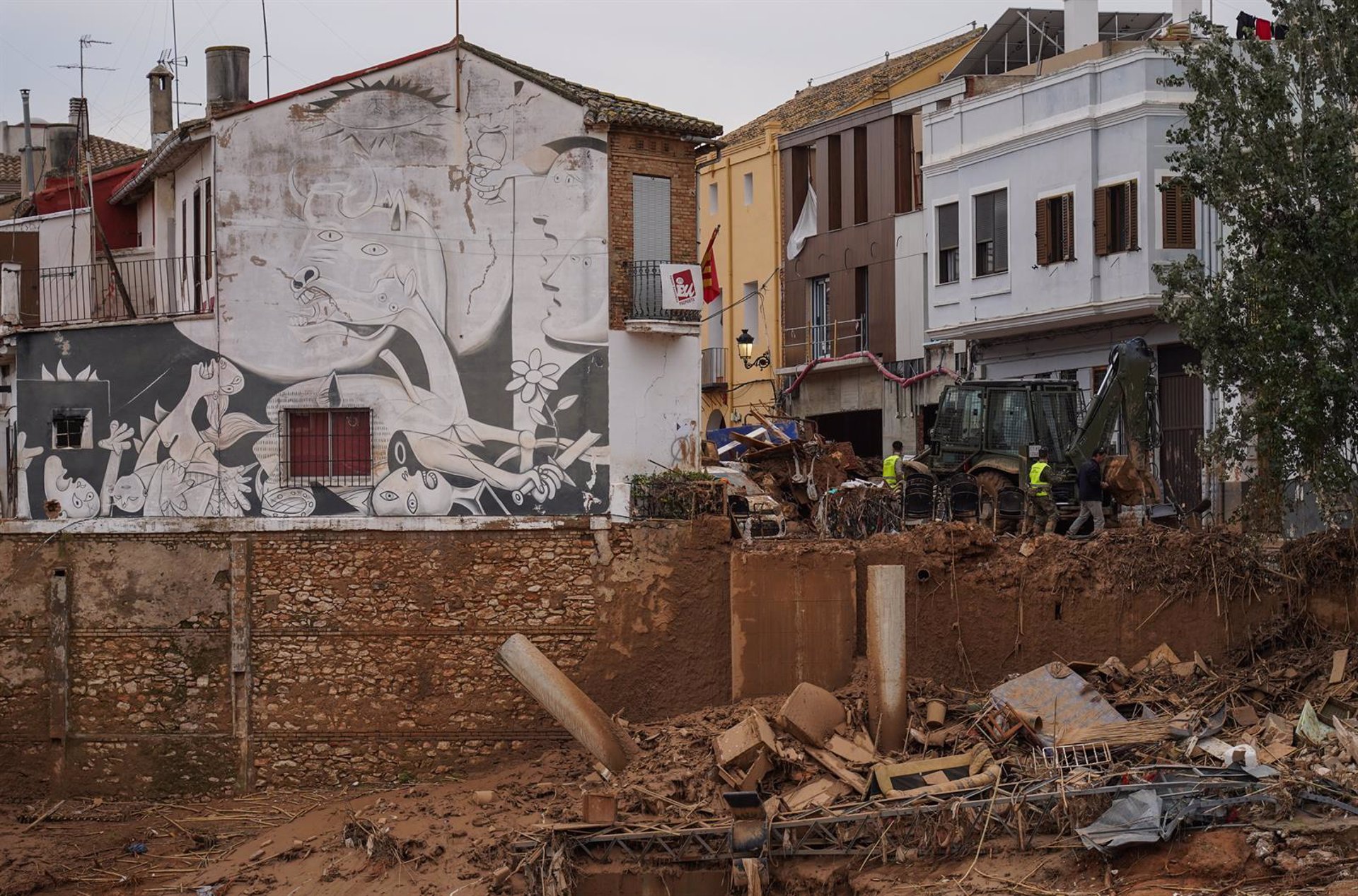 El Gobierno regulariza la situación de más de 22.000 personas migrantes por la dana