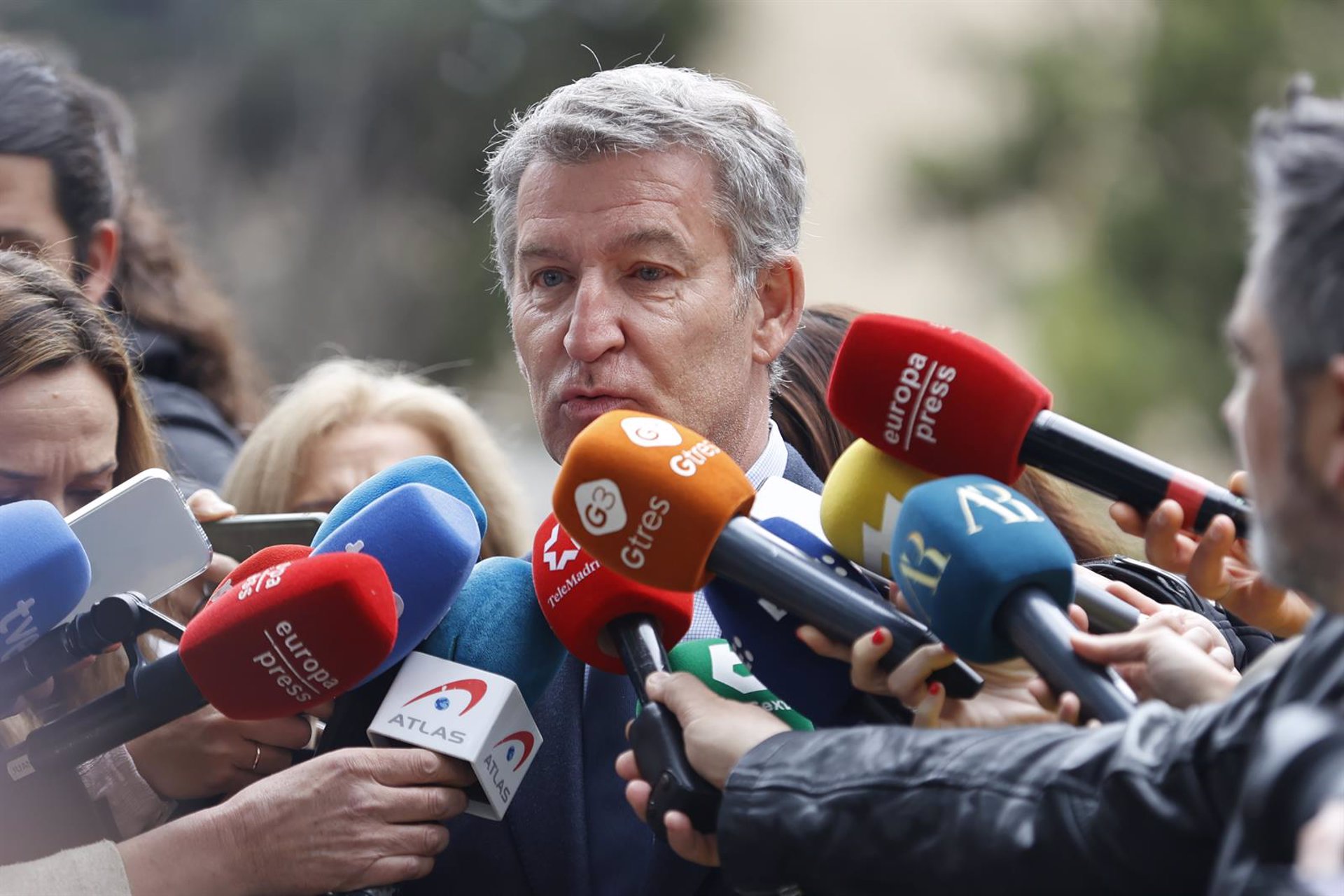 Feijóo dice que Sánchez «se calló» en el Congreso y no respondió a sus preguntas porque «está rodeado» y «tiene miedo»