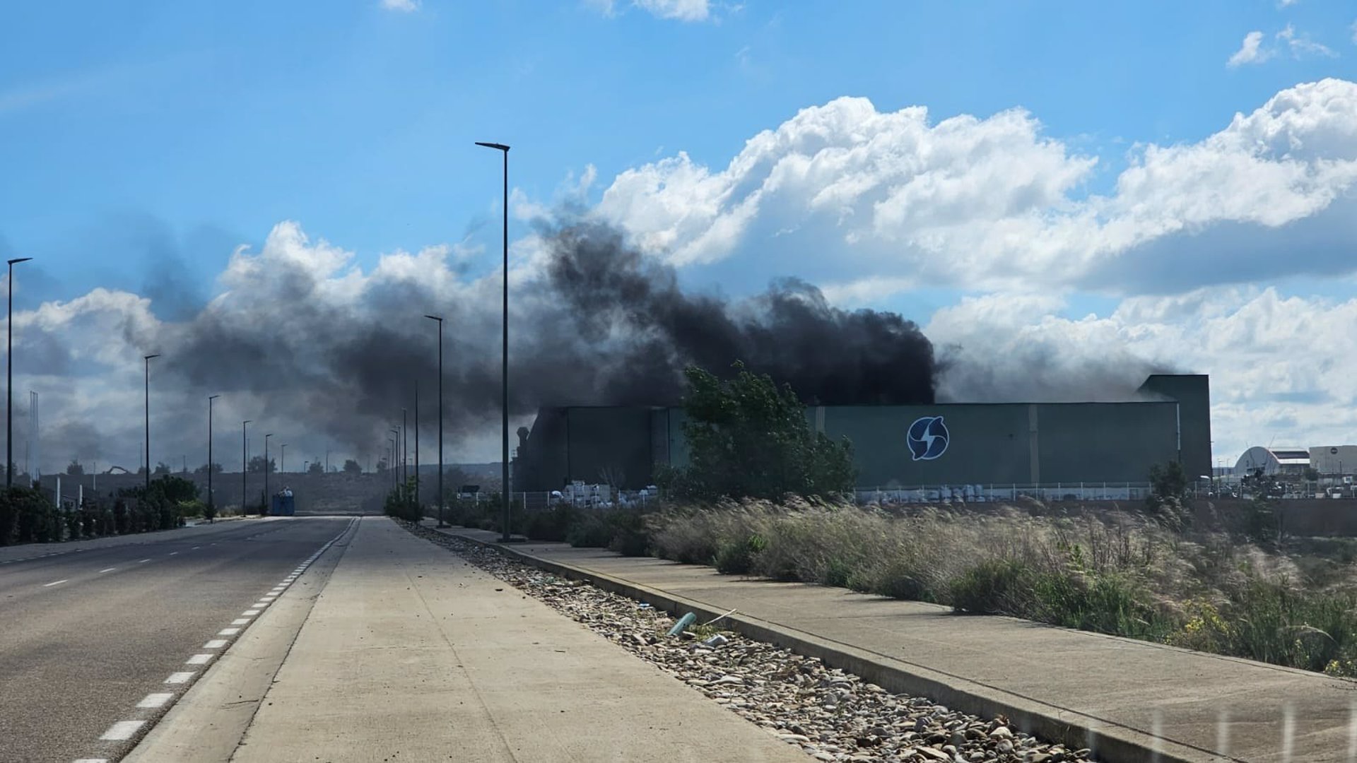 Arde una nave en el Parque Tecnológico de Reciclado