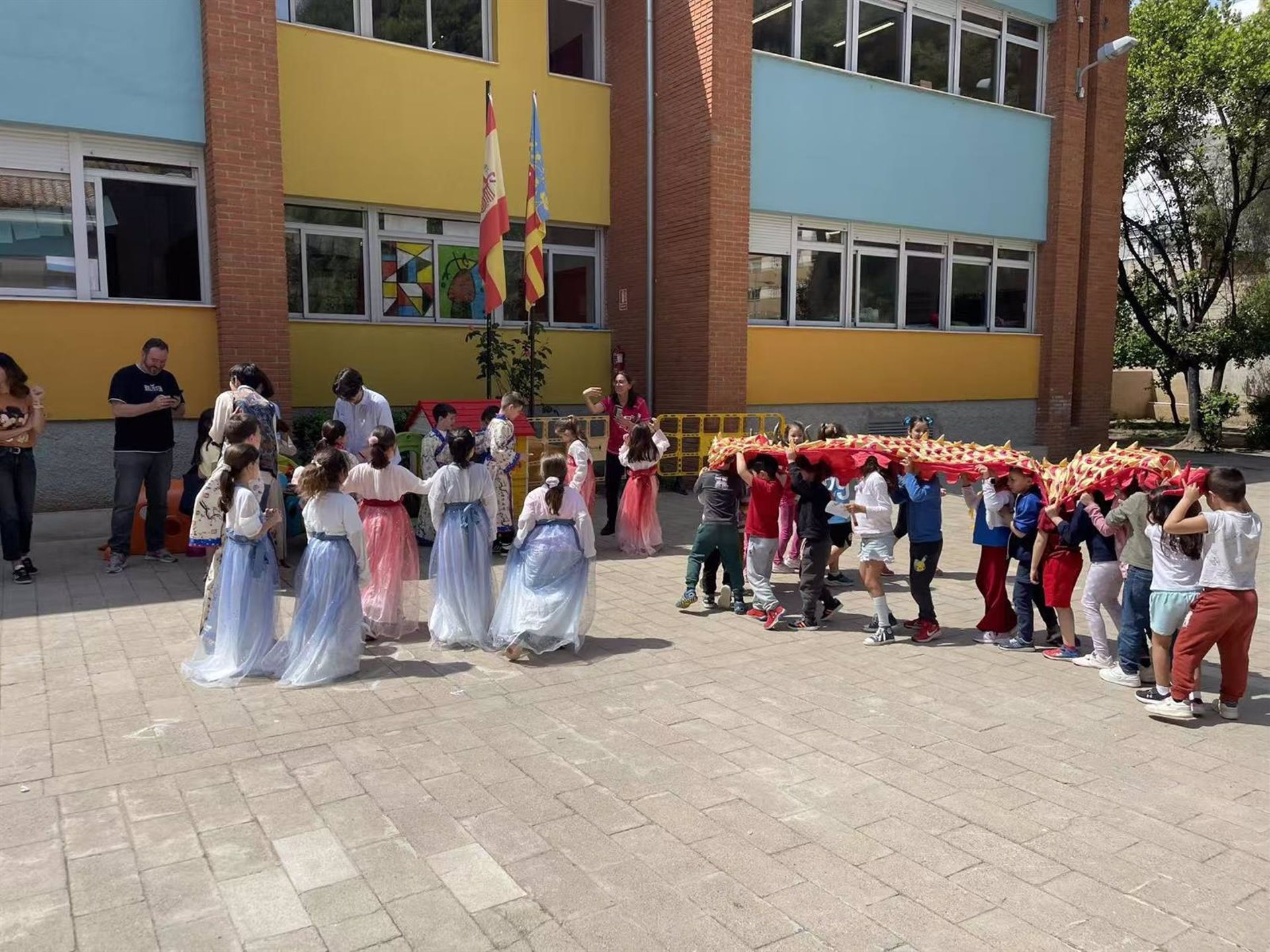 Más de 300 peluches de osos panda de una asociación china para niños de un colegio de Sedaví afectado por la dana