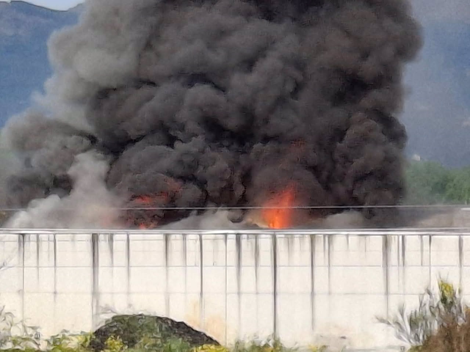 Declarado un gran incendio en una nave de gestión de residuos en O Porriño (Pontevedra)