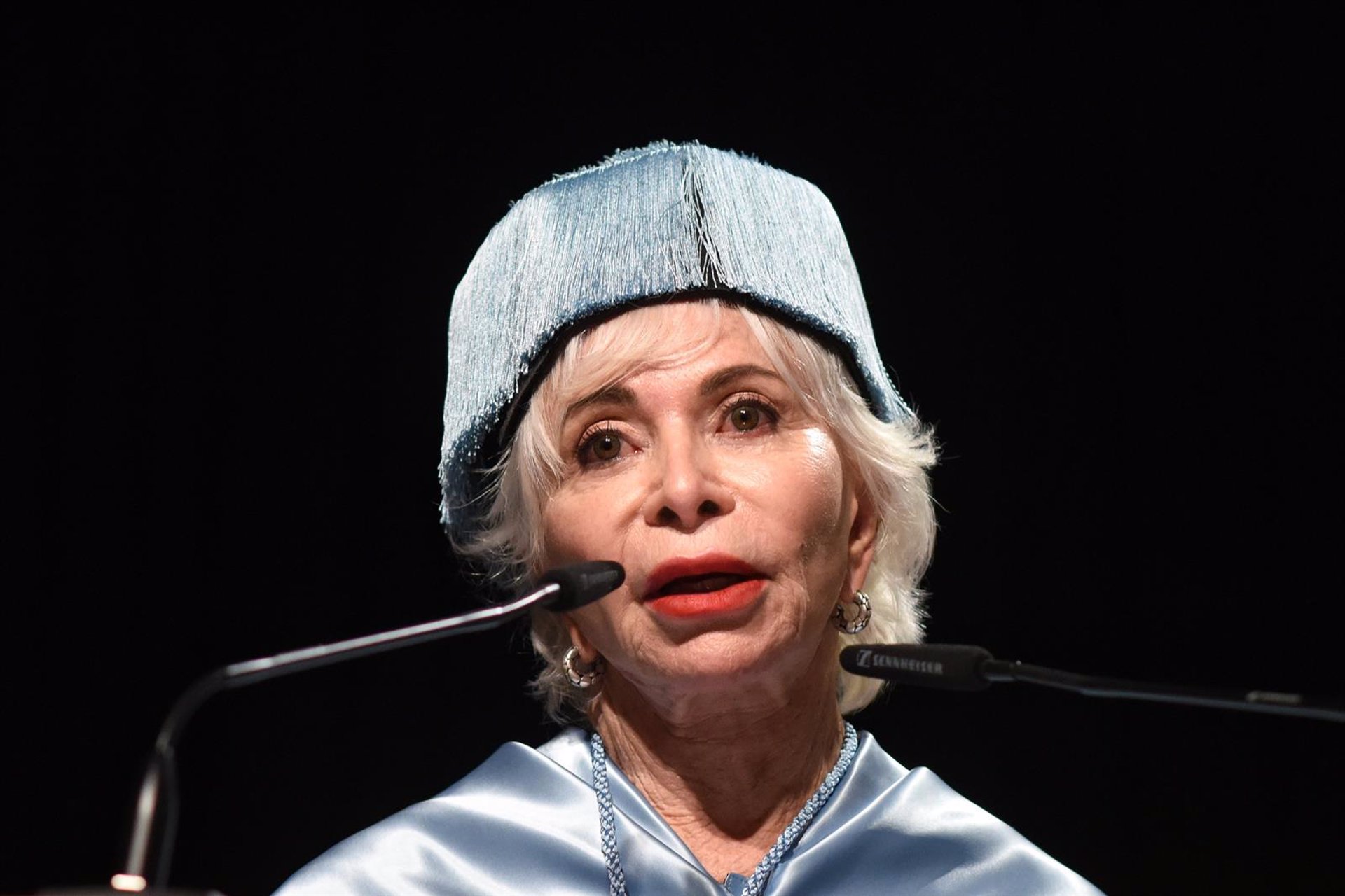 Isabel Allende, doctora honoris causa por la UIMP: «He sido siempre extranjera, viajera involuntaria, refugiada»