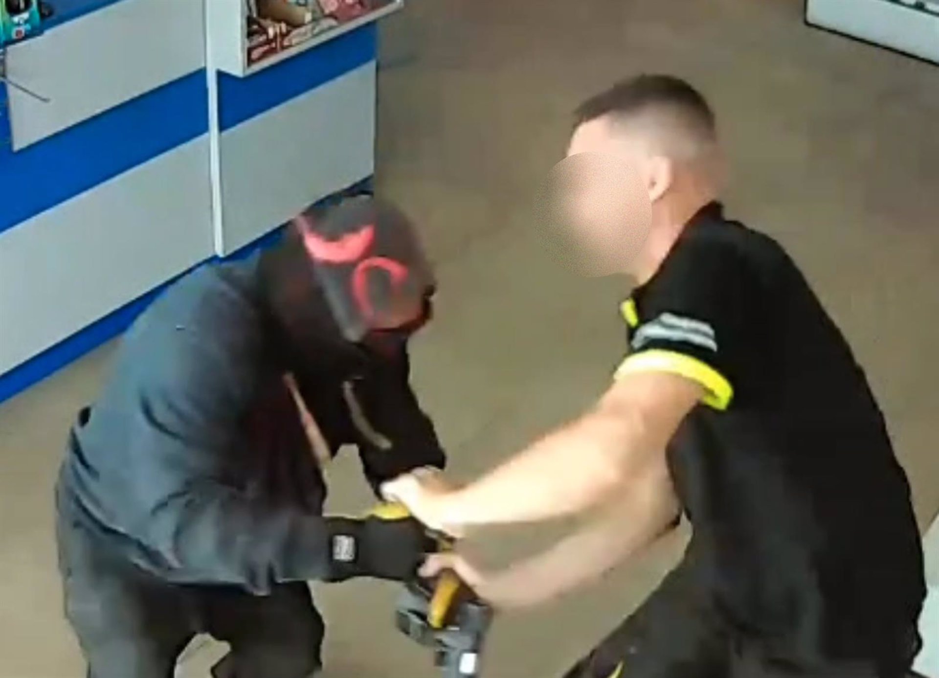 Detenido un individuo por intentar atracar una gasolinera a punta de pistola en Águilas (Murcia)