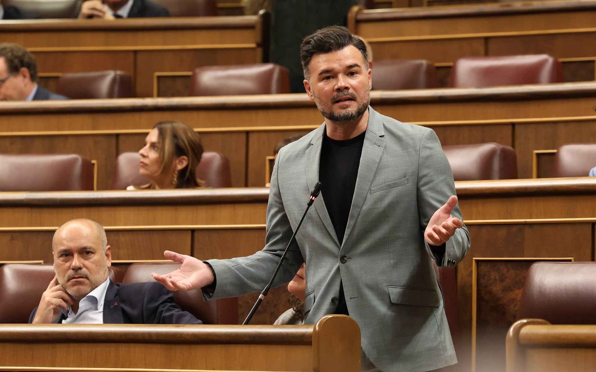 Rufián afea a Feijóo que pida ayuda a partidos que Vox ilegalizaría y que «prometa gestión mientras sostiene a Mazón»