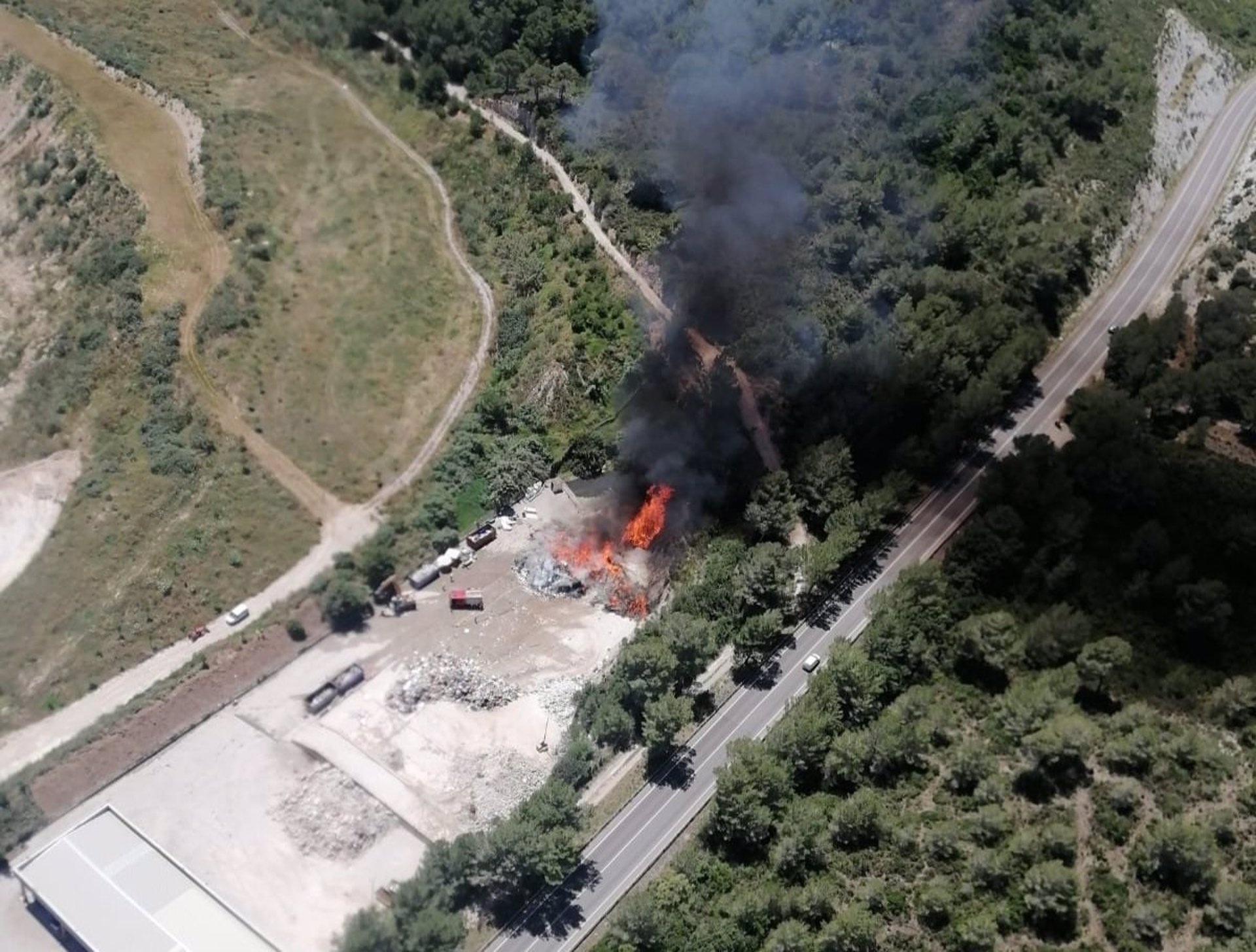 Declarado un incendio forestal junto a una nave en Artà