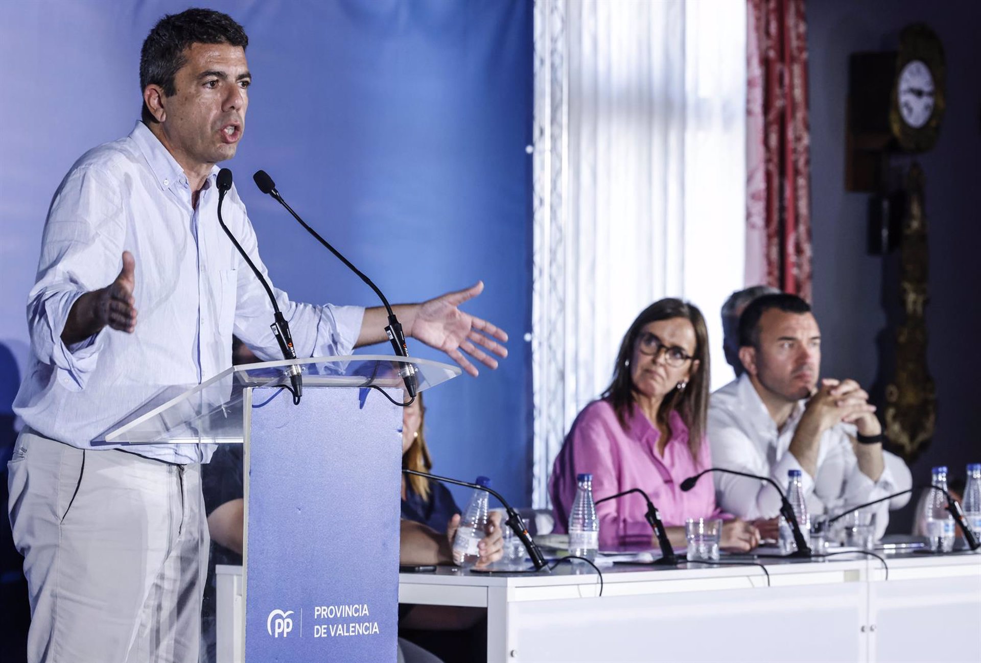 Mazón sostiene que el PP «cumple» con la Comunitat Valenciana y acusa a Sánchez de «ningunear y asfixiar» a la autonomía