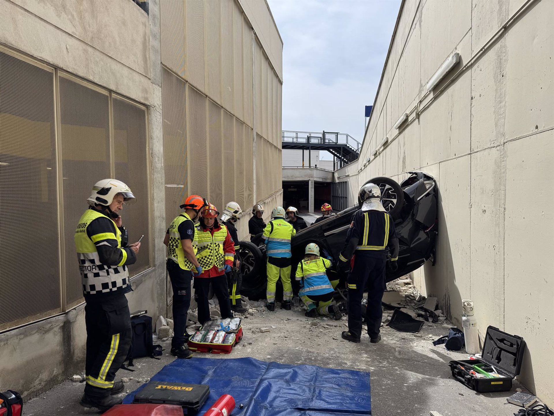 Una mujer queda atrapada en su vehículo tras caer desde 8 metros en un centro comercial de Majadahonda