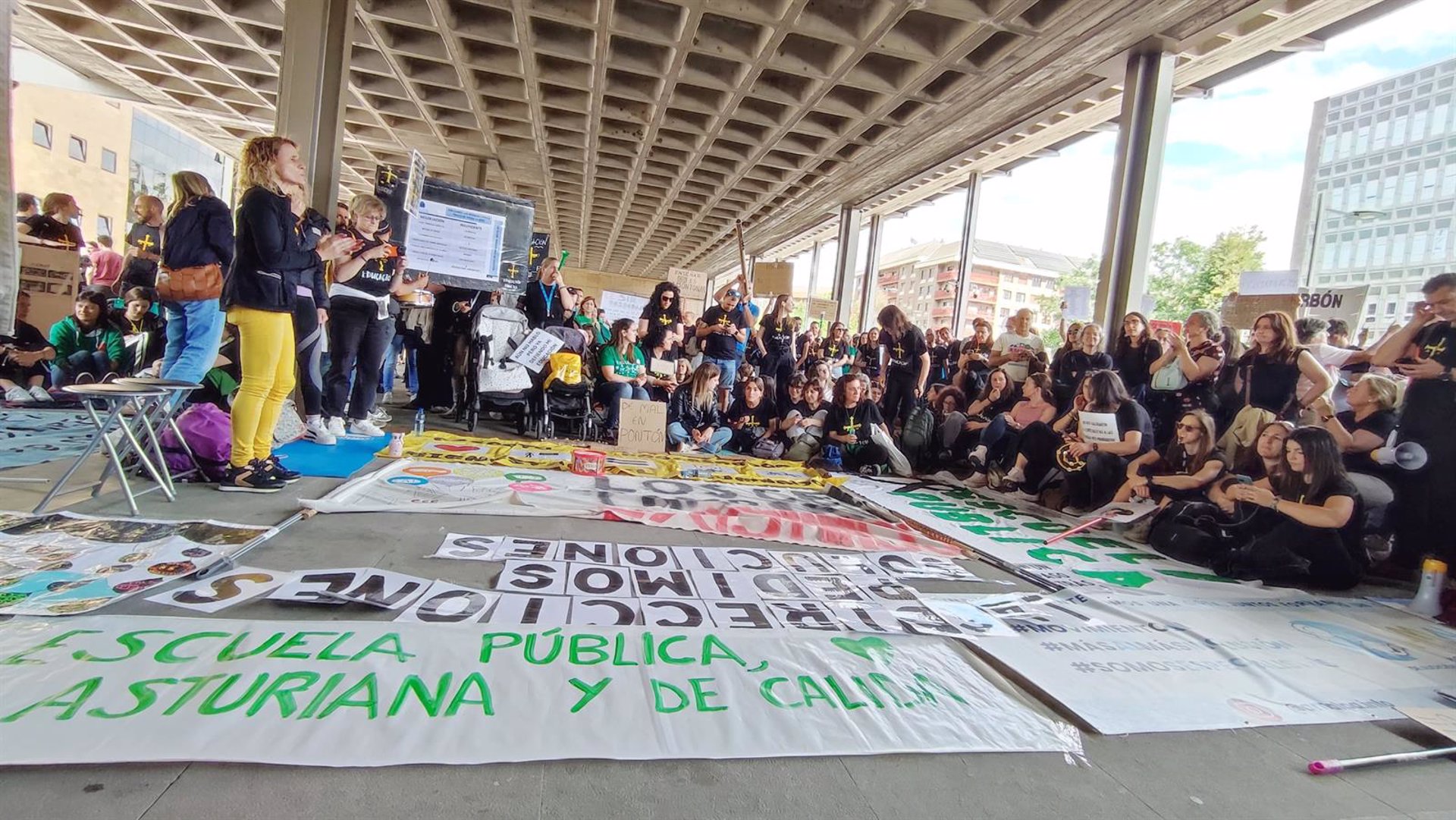 Principado y sindicatos hacen un receso de una hora en la negociación docente