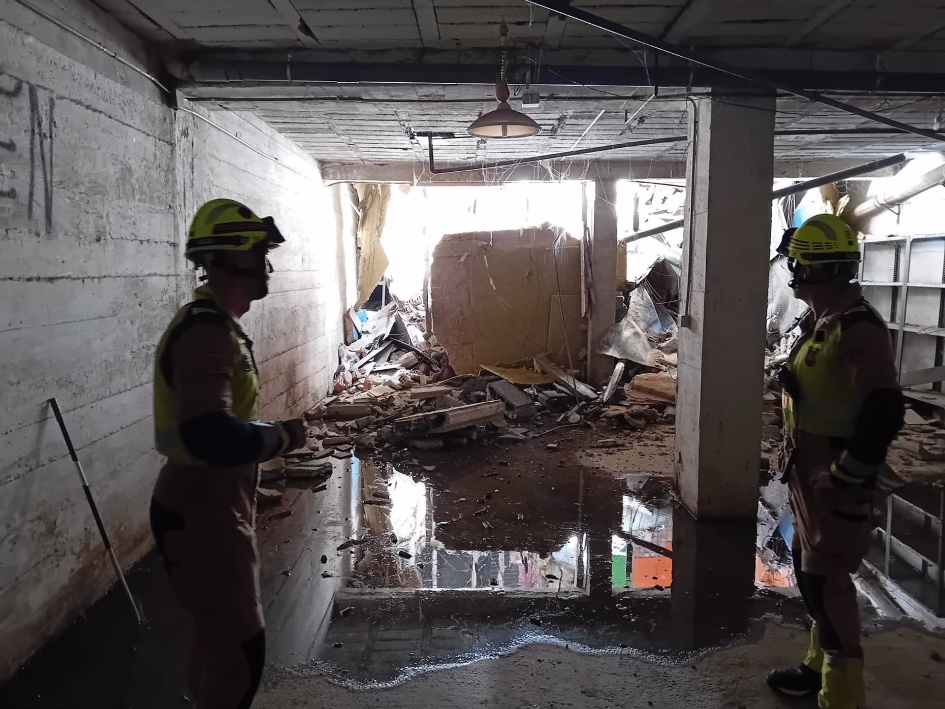 Once familias desalojadas tras desprenderse una terraza de un edificio de la calle Zumalacárregui