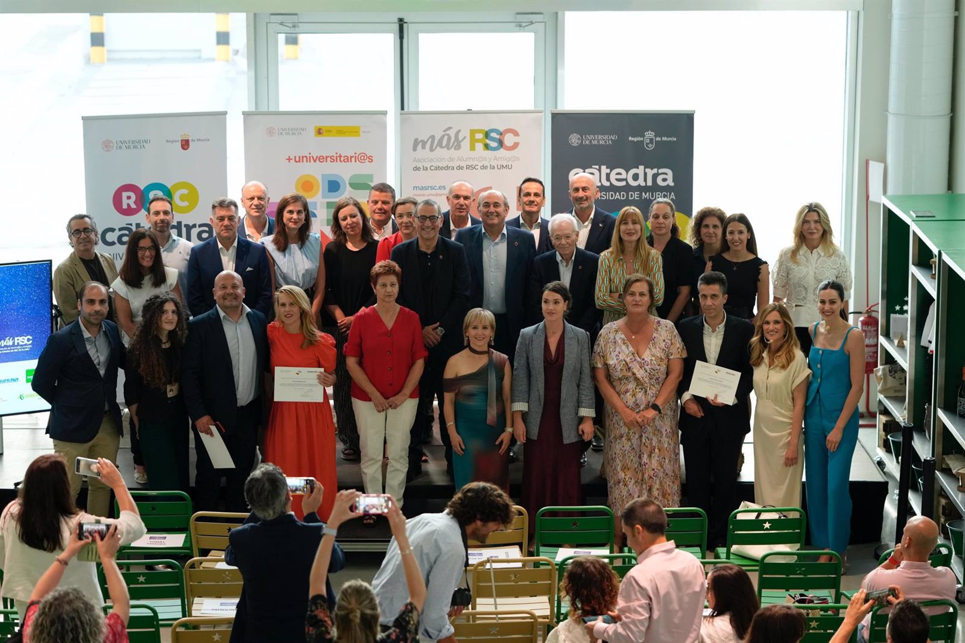 La UMU premia en la ‘Noche de la RSC’ la trayectoria de Rosa Cano, presidenta de la EAPN en la Región de Murcia