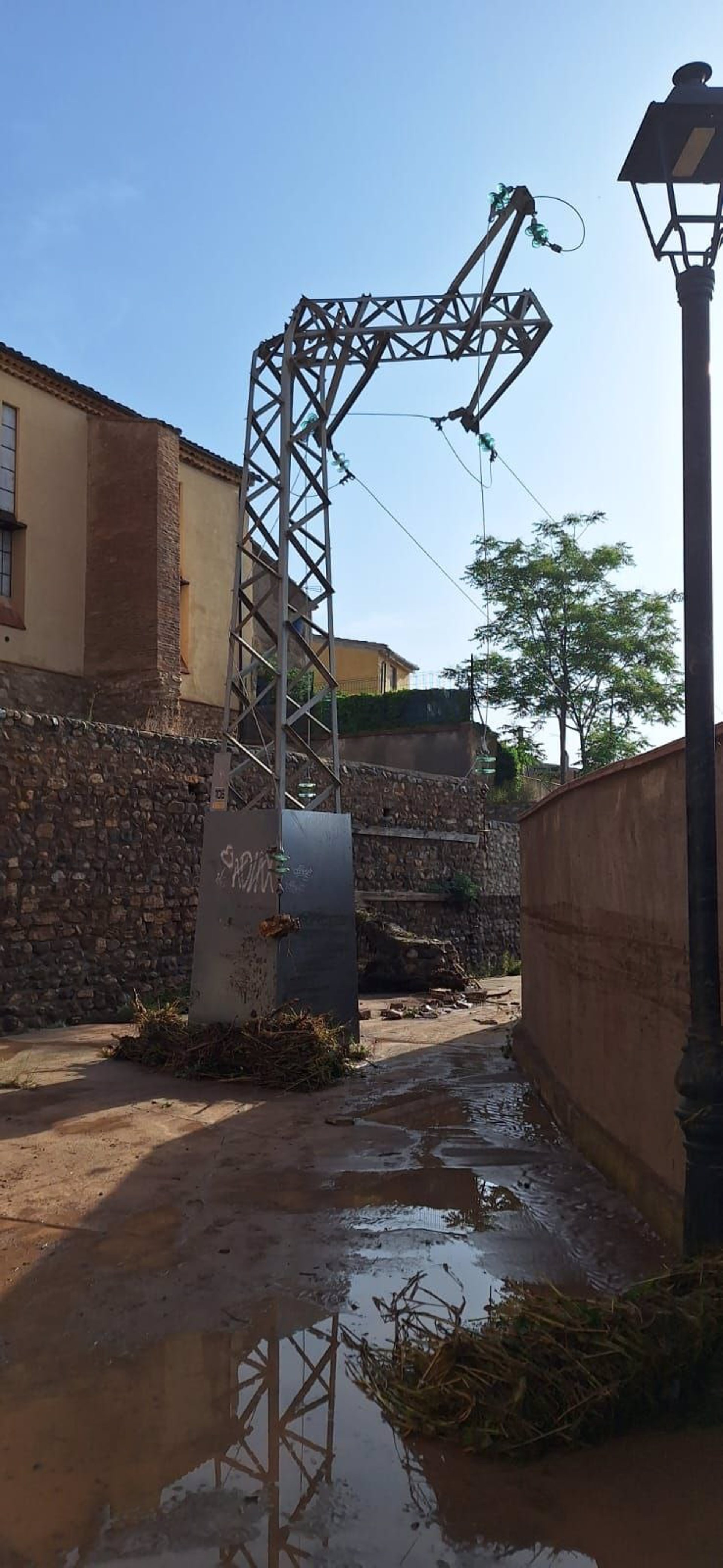 Endesa instala grupos electrógenos para dar luz a vecinos de Campo de Belchite tras quedar arrasada la línea eléctrica