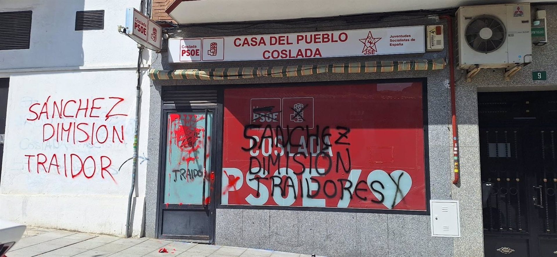 PSOE denuncia un ataque vandálico a su sede con mensajes como ‘Sánchez dimisión’ o ‘Traidores’