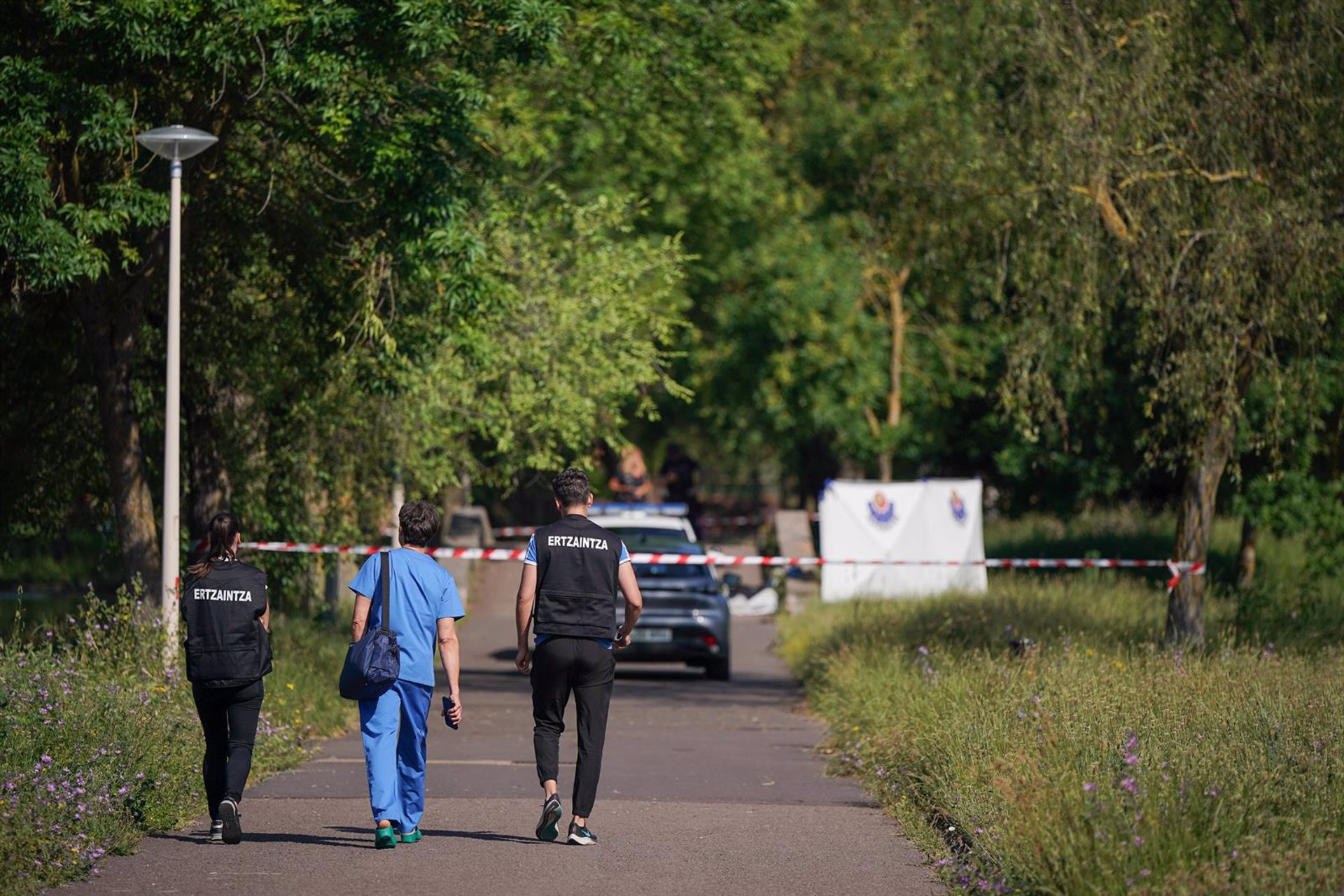 La Ertzaintza no aprecia indicios de criminalidad en la muerte del varón hallado flotando en un estanque de Vitoria