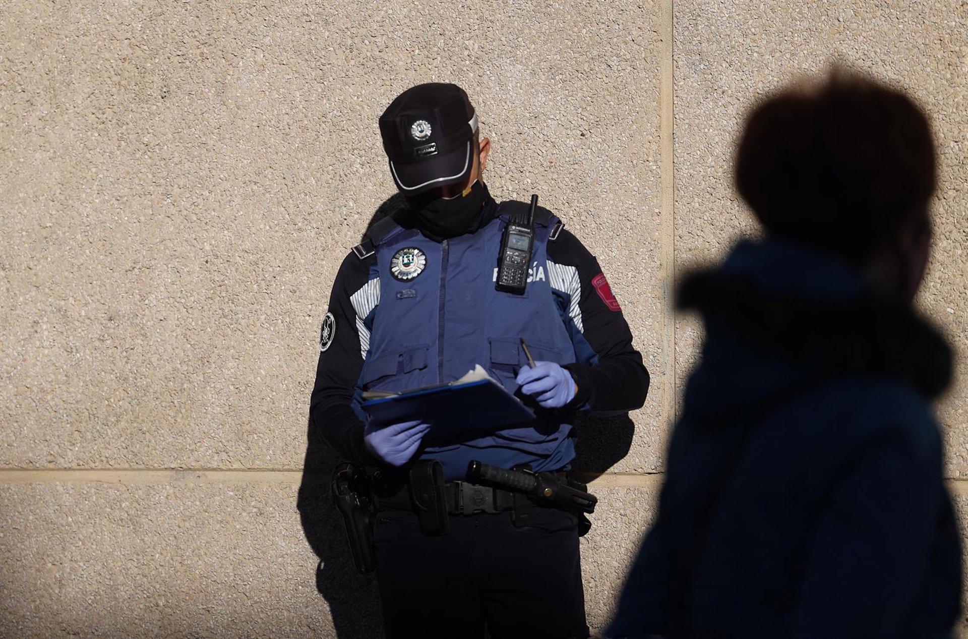 En libertad provisional el policía municipal detenido por estrangular a un magrebí que intentaba robarle
