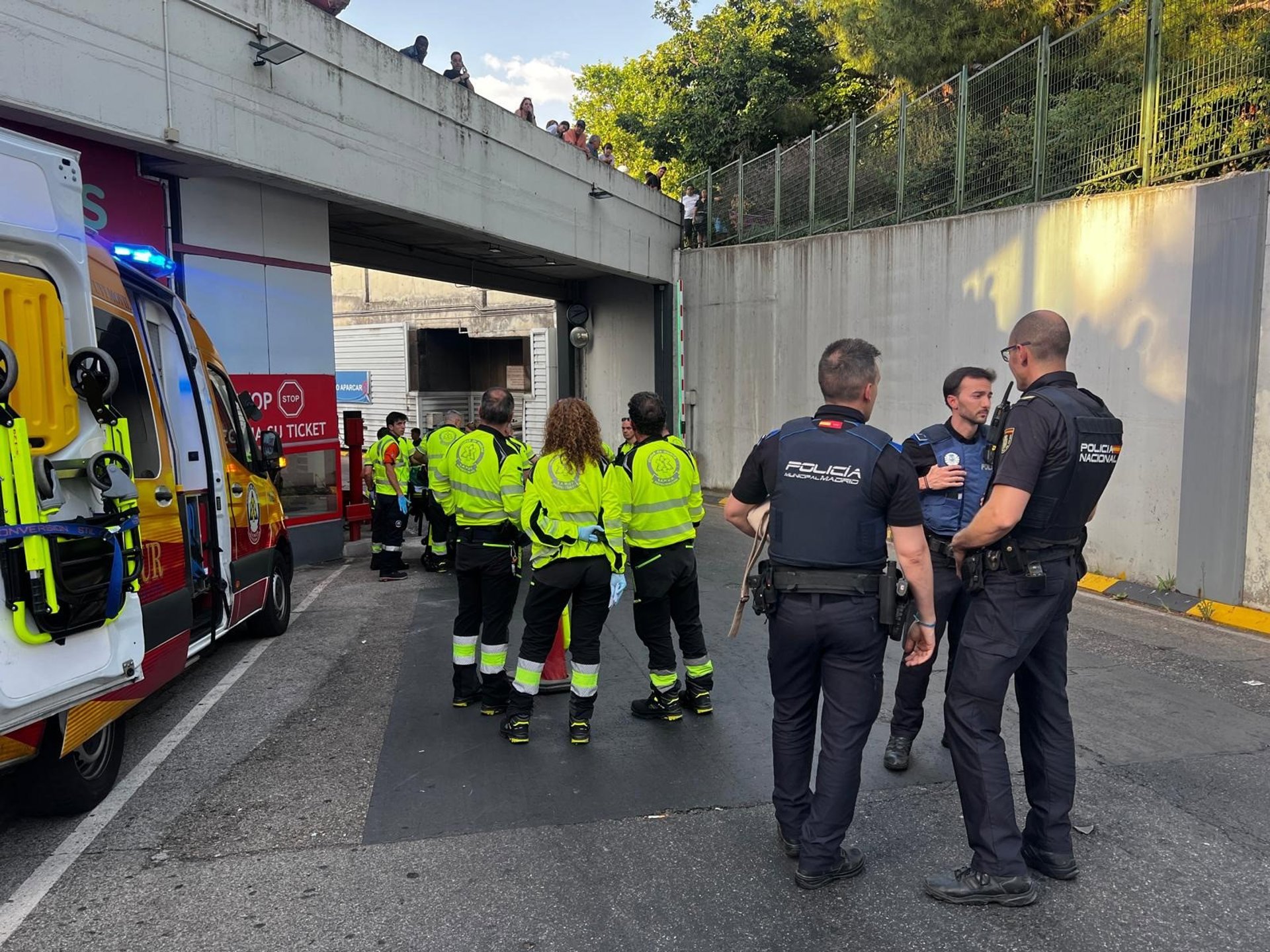 Herida grave al precipitarse desde 7 metros tras ser agredida por un hombre en la estación de Méndez Álvaro