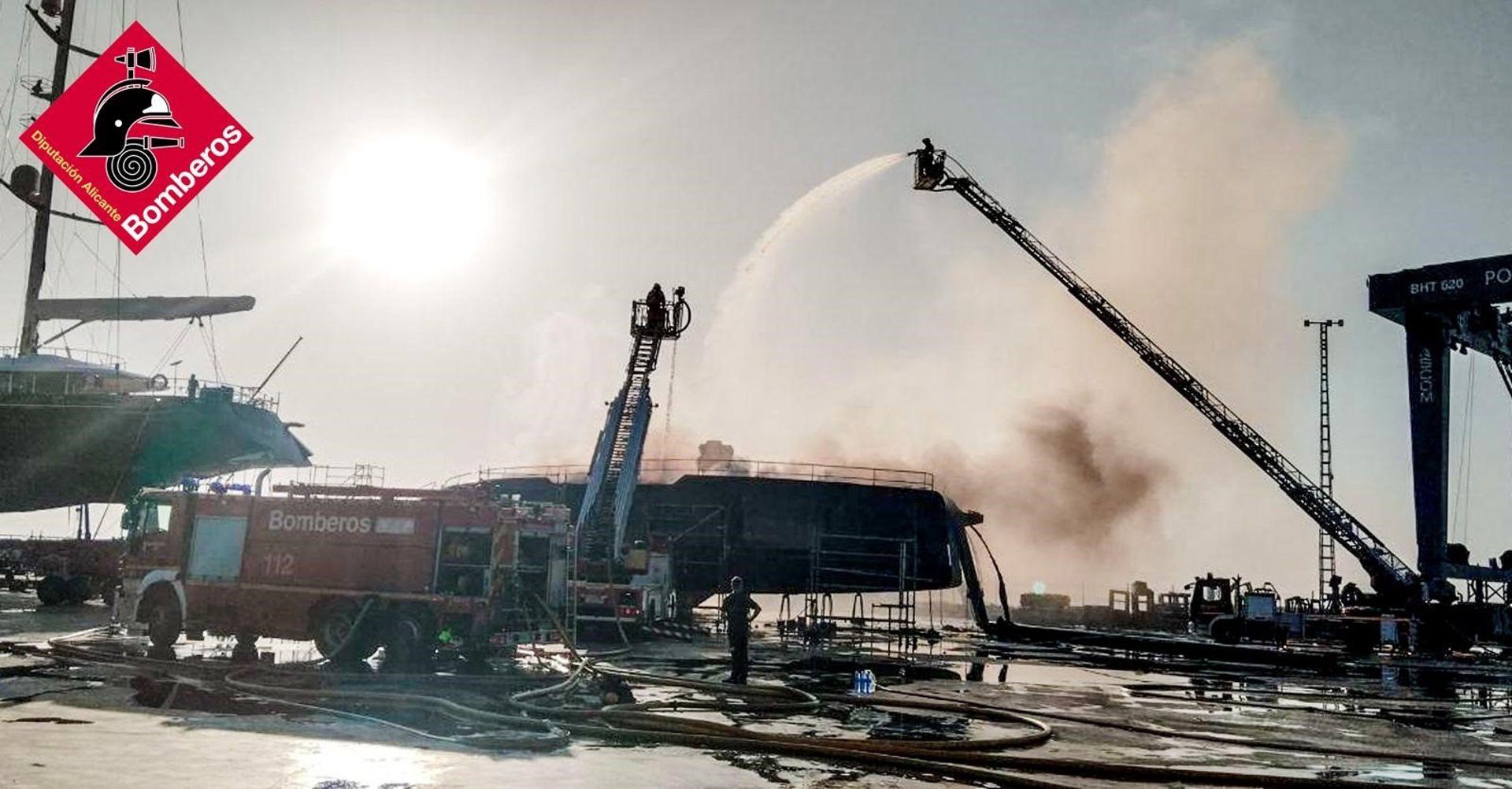 El incendio del catamarán en el Puerto de Dénia  continúa activo pero con evolución favorable