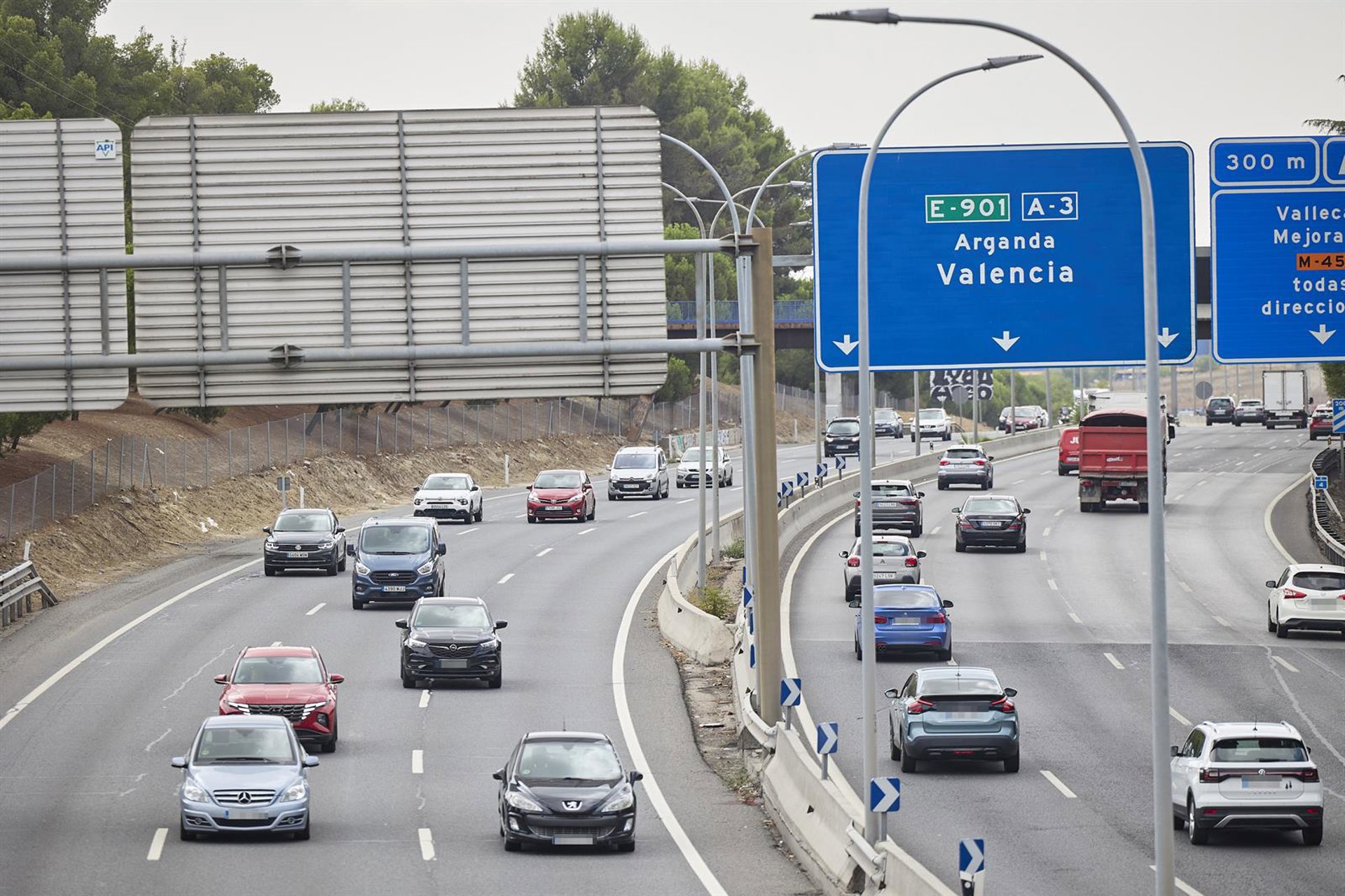 Complicaciones en las salidas de Madrid por la A-1, A-3 y A-5 en el primer fin de semana de verano
