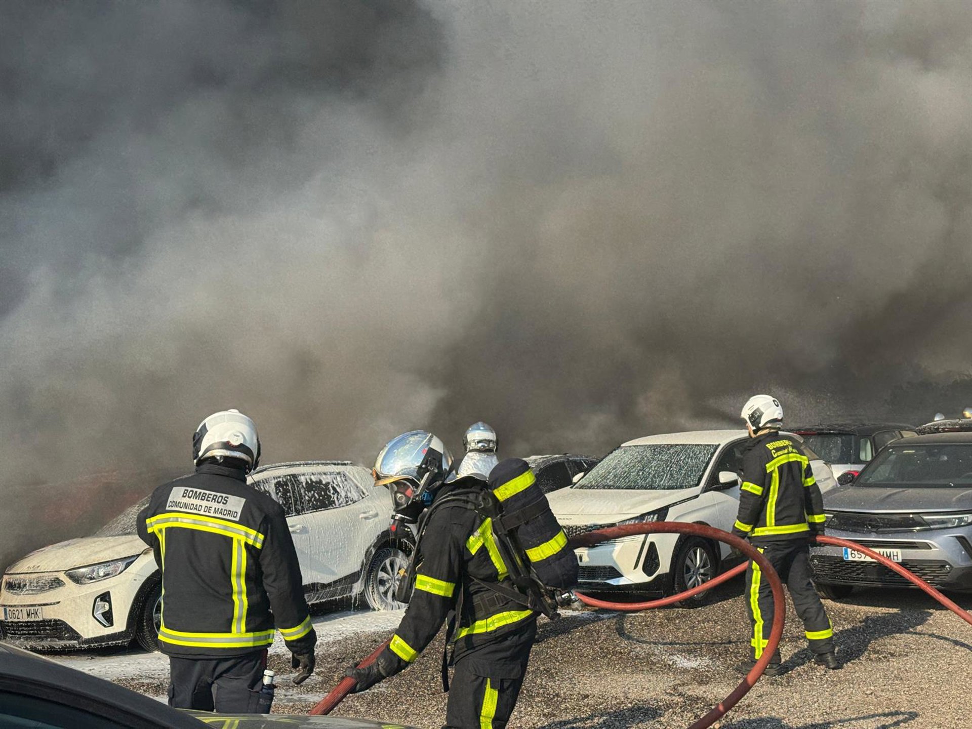 Un incendio en Algete calcina al menos 30 coches en una campa y moviliza 17 medios para su extinción