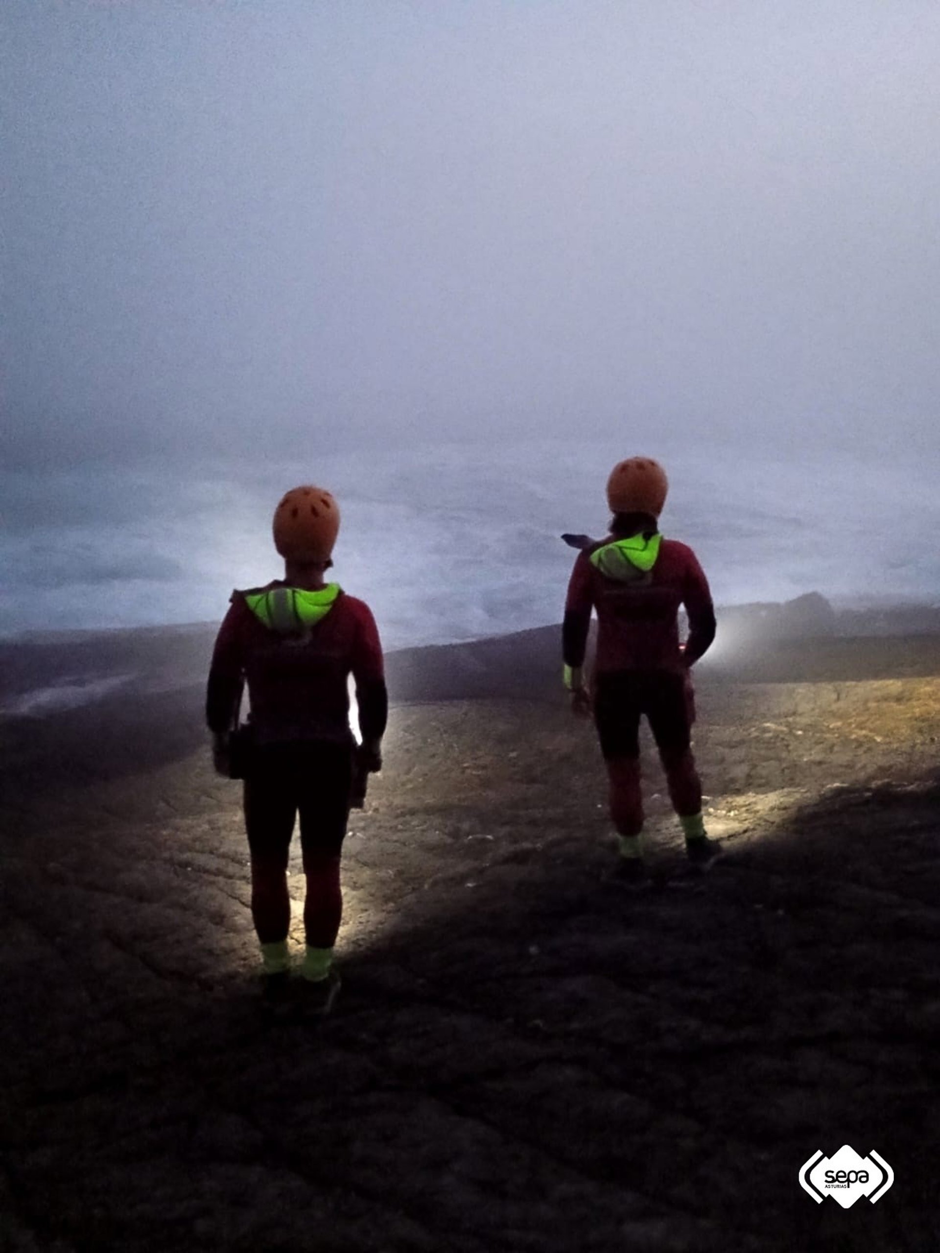 Buscan un pescador desaparecido este domingo tras caer al mar en la playa de Xagó, en Gozón