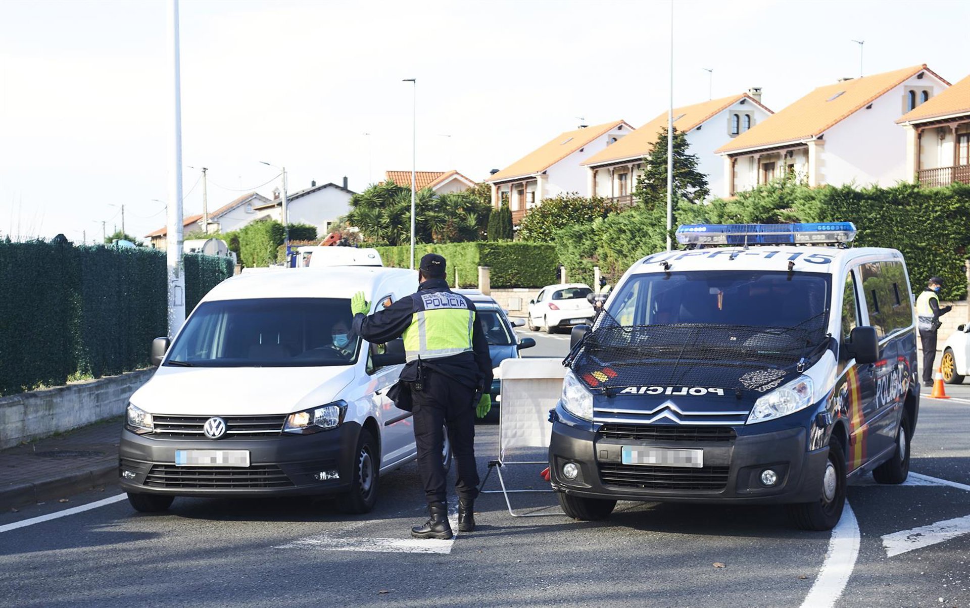 Una conductora ebria de 78 años choca su coche contra una furgoneta de la Policía Nacional en Santander