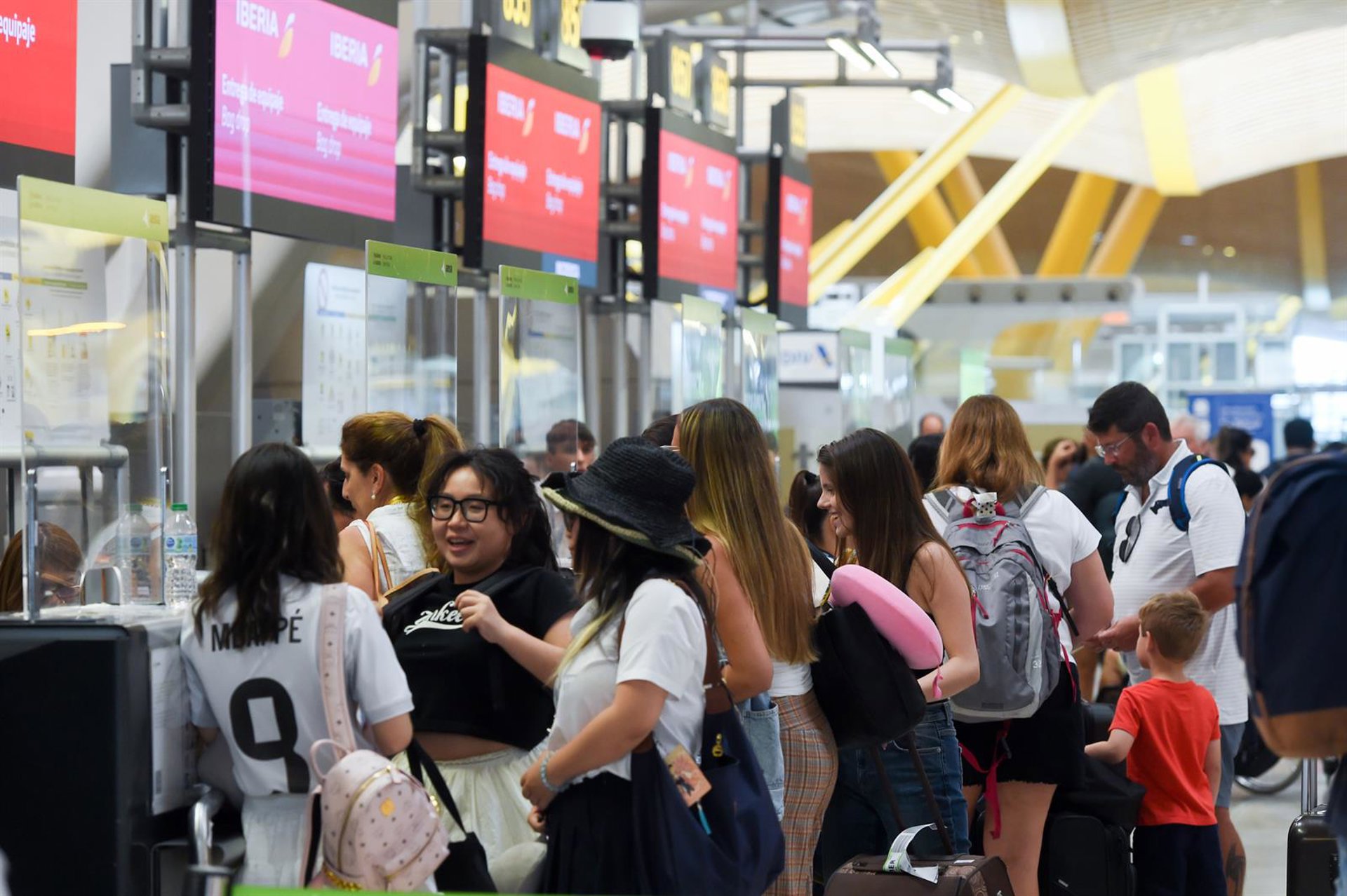 Madrid reprocha que el Gobierno no ataje «caos» ferroviario y en Barajas que afecta a la imagen de España y al turismo