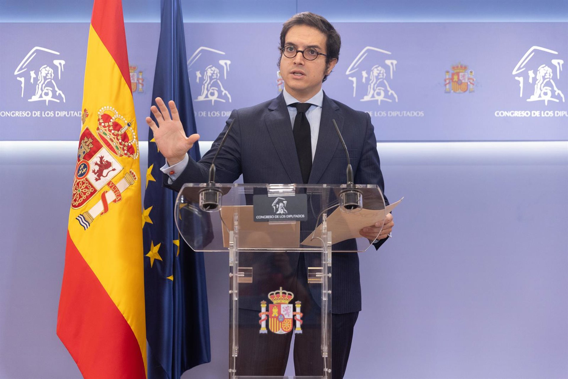 Vox tilda los cambios del PSOE de «maquillaje» para tapar la corrupción pero dice que partido «entero está implicado»