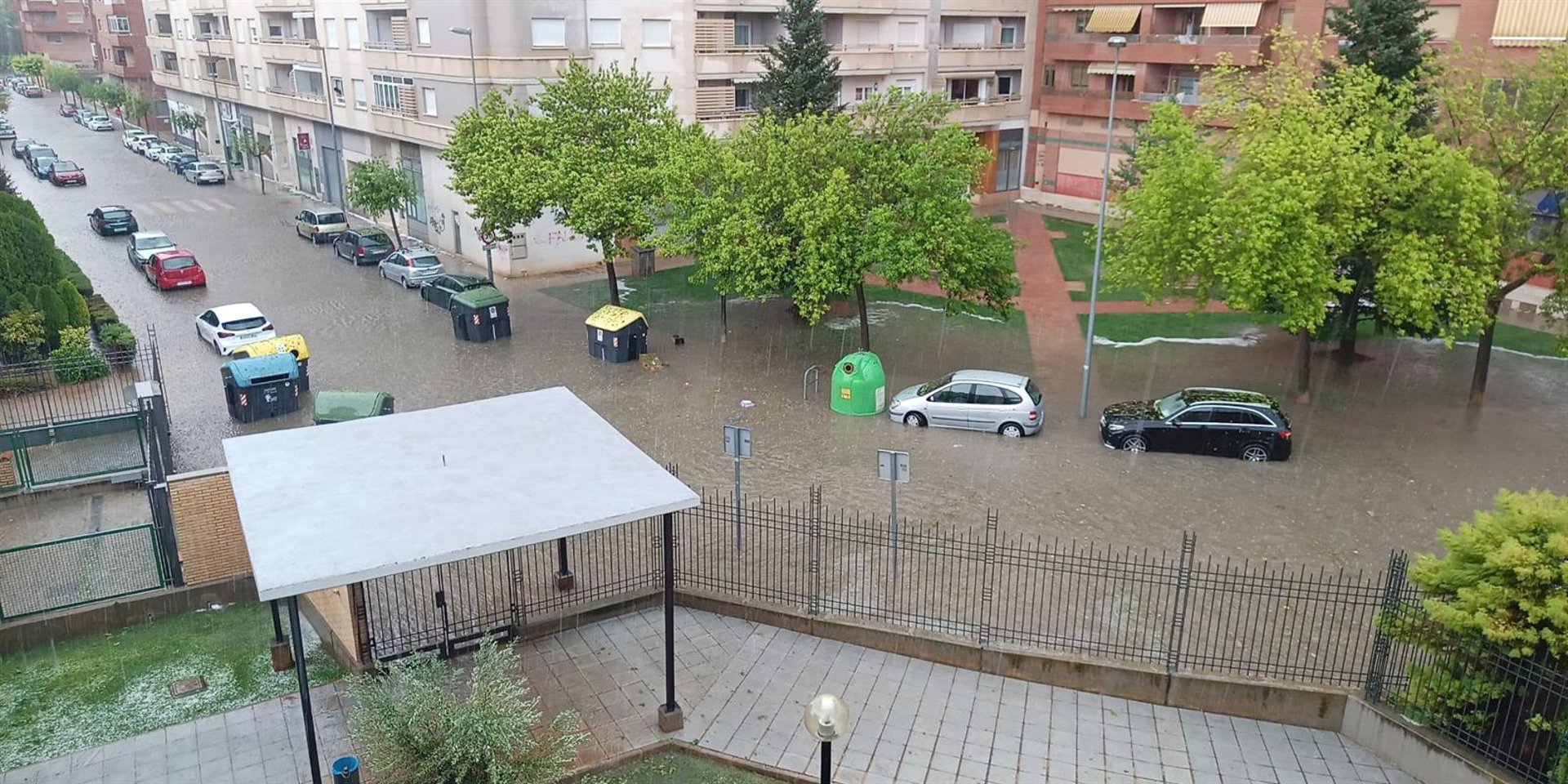 Una tormenta de agua y granizo inunda garajes y sótanos en Teruel y trastoca la segunda jornada de las Fiestas del Ángel