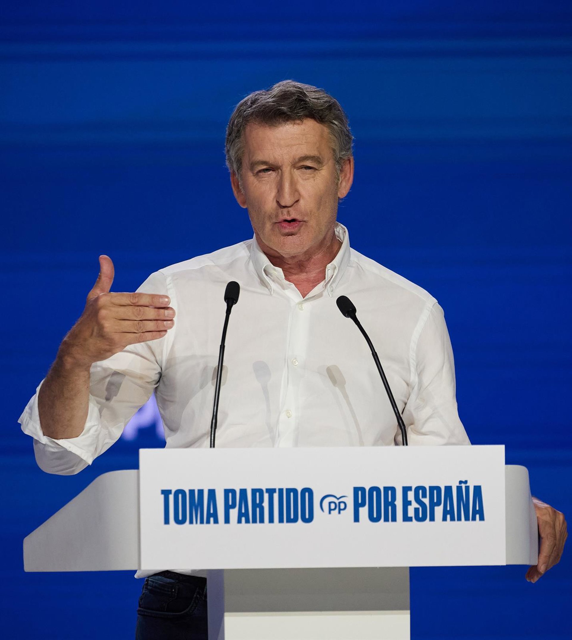 Feijóo apuesta por la centralidad y presenta su «manual de decencia» con aviso a Sánchez y PSOE: «¡Los vamos a arrasar!»