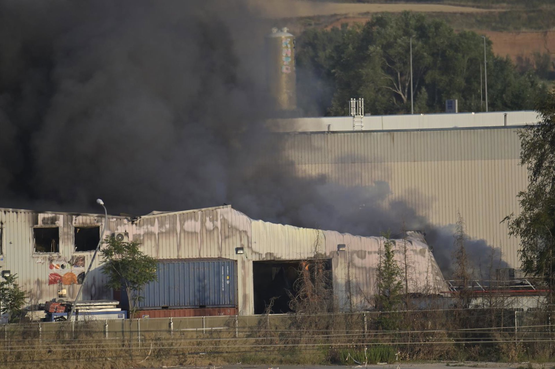 Una dotación de bomberos y dos camiones continúan trabajando para extinguir el incendio en Azuqueca de Henares