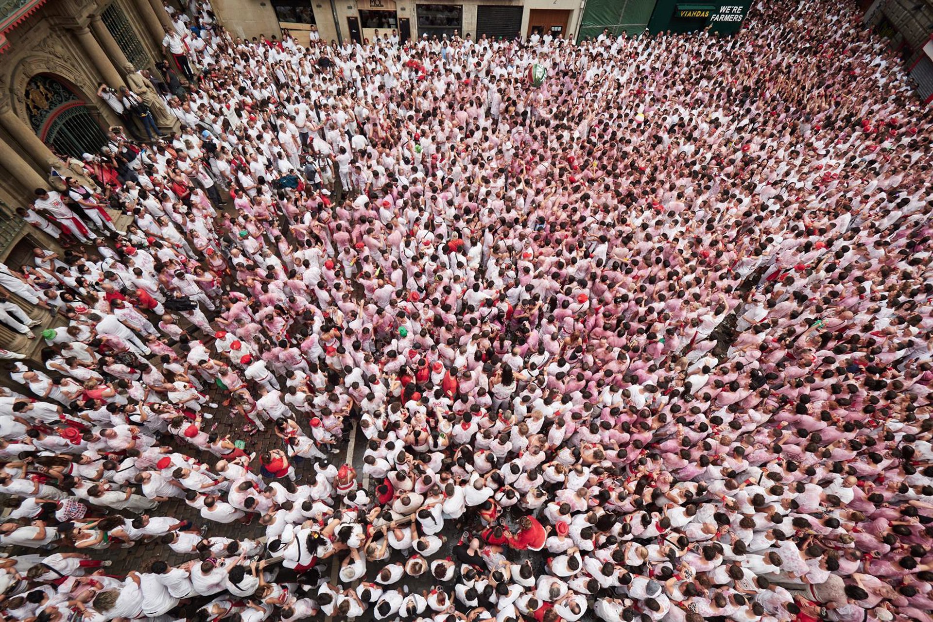 Comienzan los Sanfermines de 2025 con un chupinazo multitudinario y mensajes de apoyo a Palestina