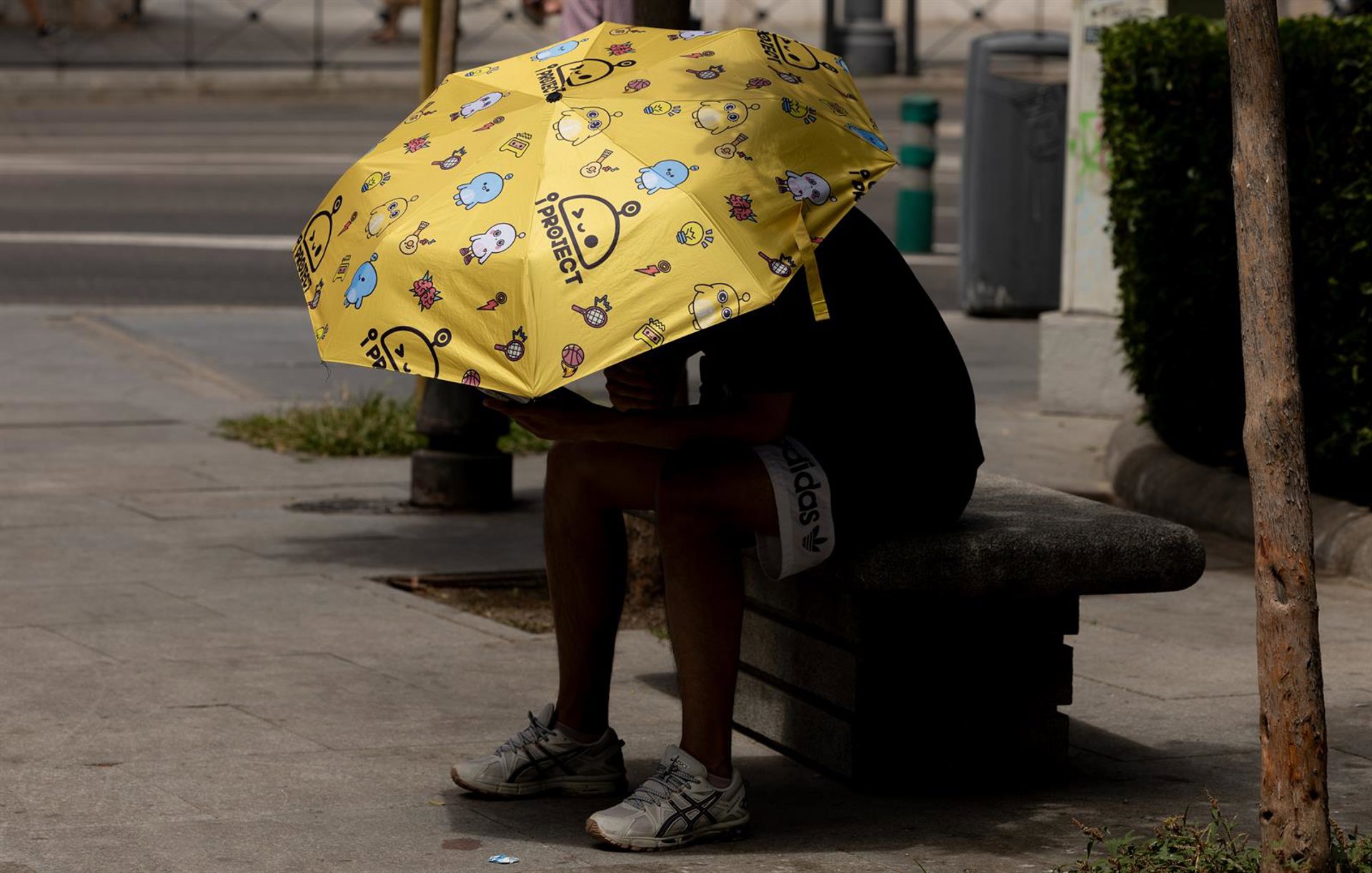 Una docena de provincias están en aviso por calor, lluvia, tormentas y olas
