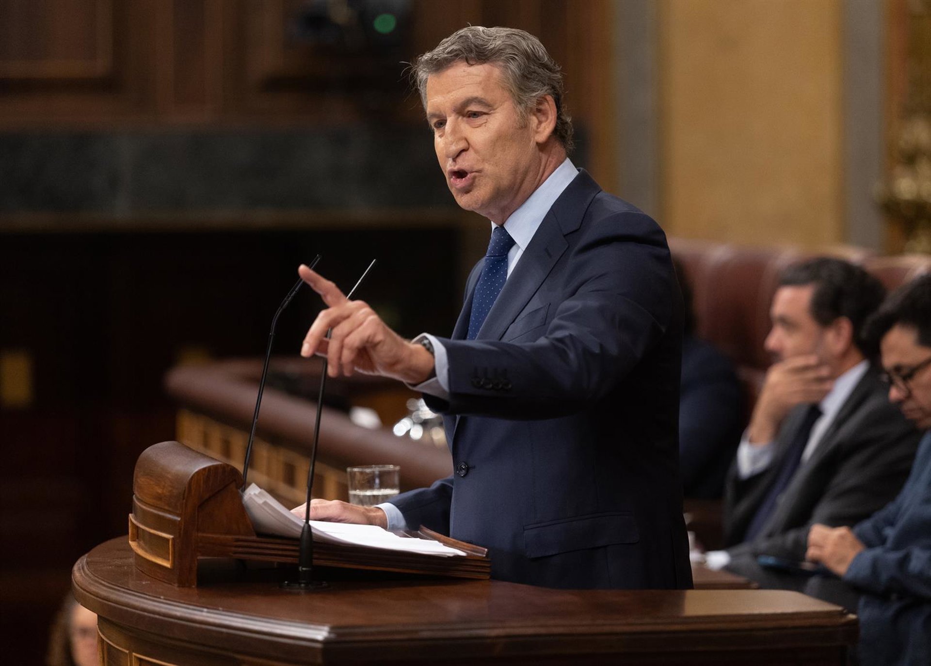Feijóo dice que Sánchez es «partícipe a título lucrativo» de la prostitución: «¿Con quién está viviendo usted?»