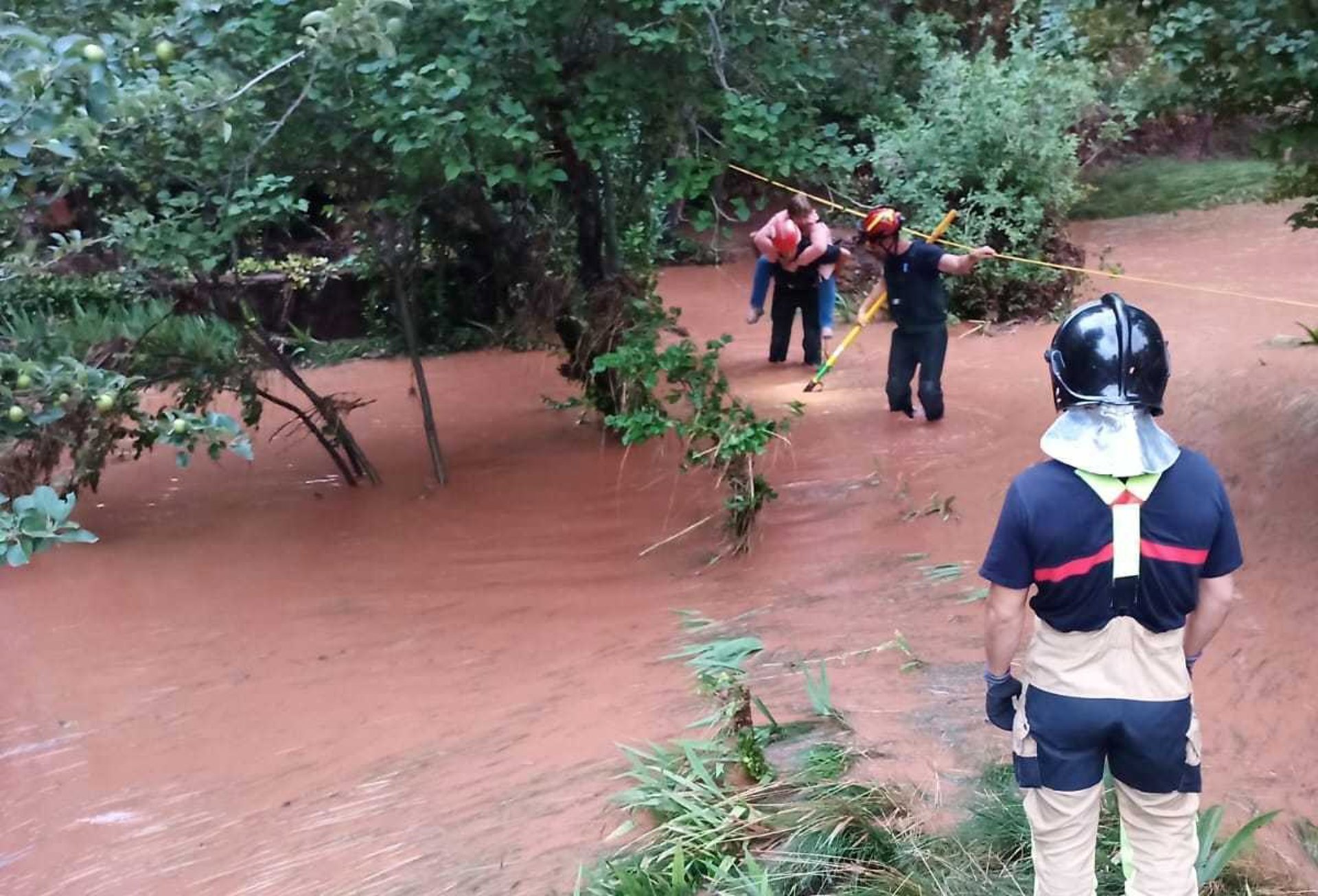 Sucesos.Rescatadas dos personas en Caracena  (Soria) que tuvieron que subirse a lo alto de un molino por la lluvia caída