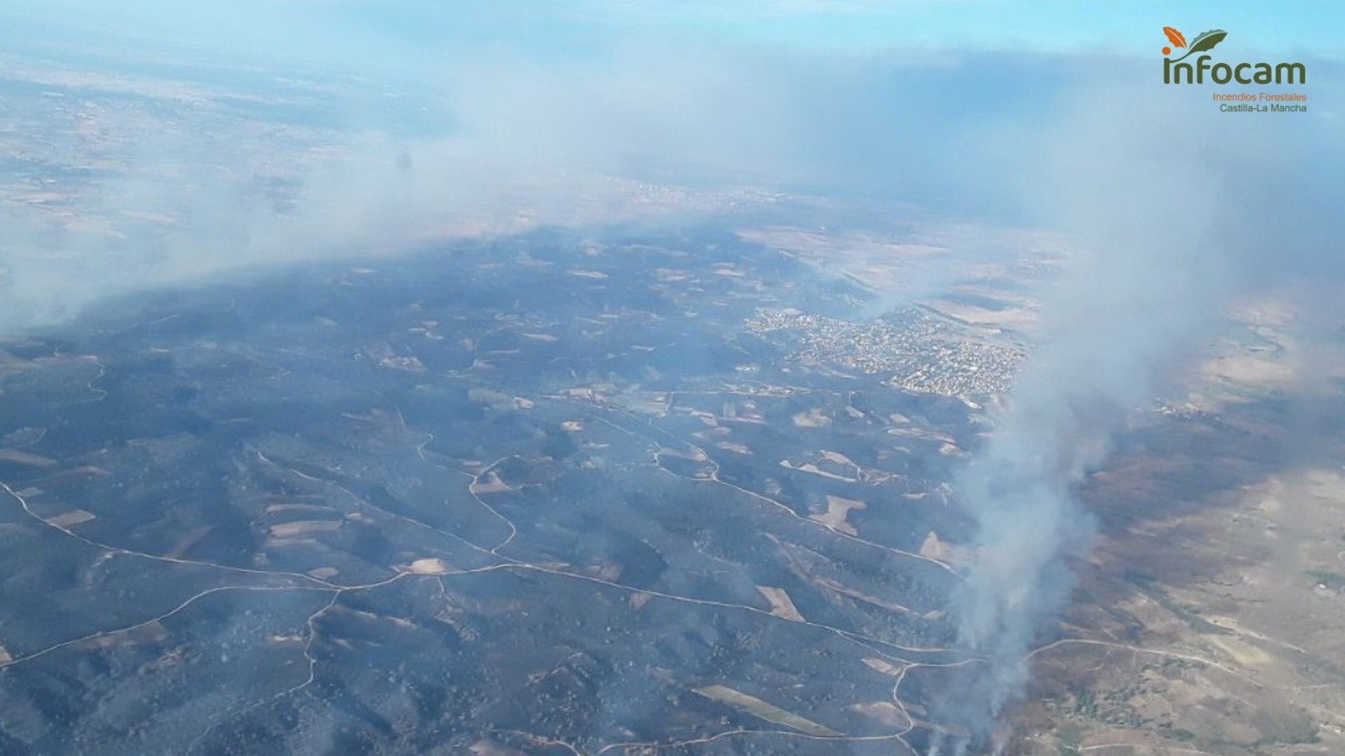 Un total de 26 medios trabajan en la extinción del fuego de Méntrida, que sigue en nivel 2