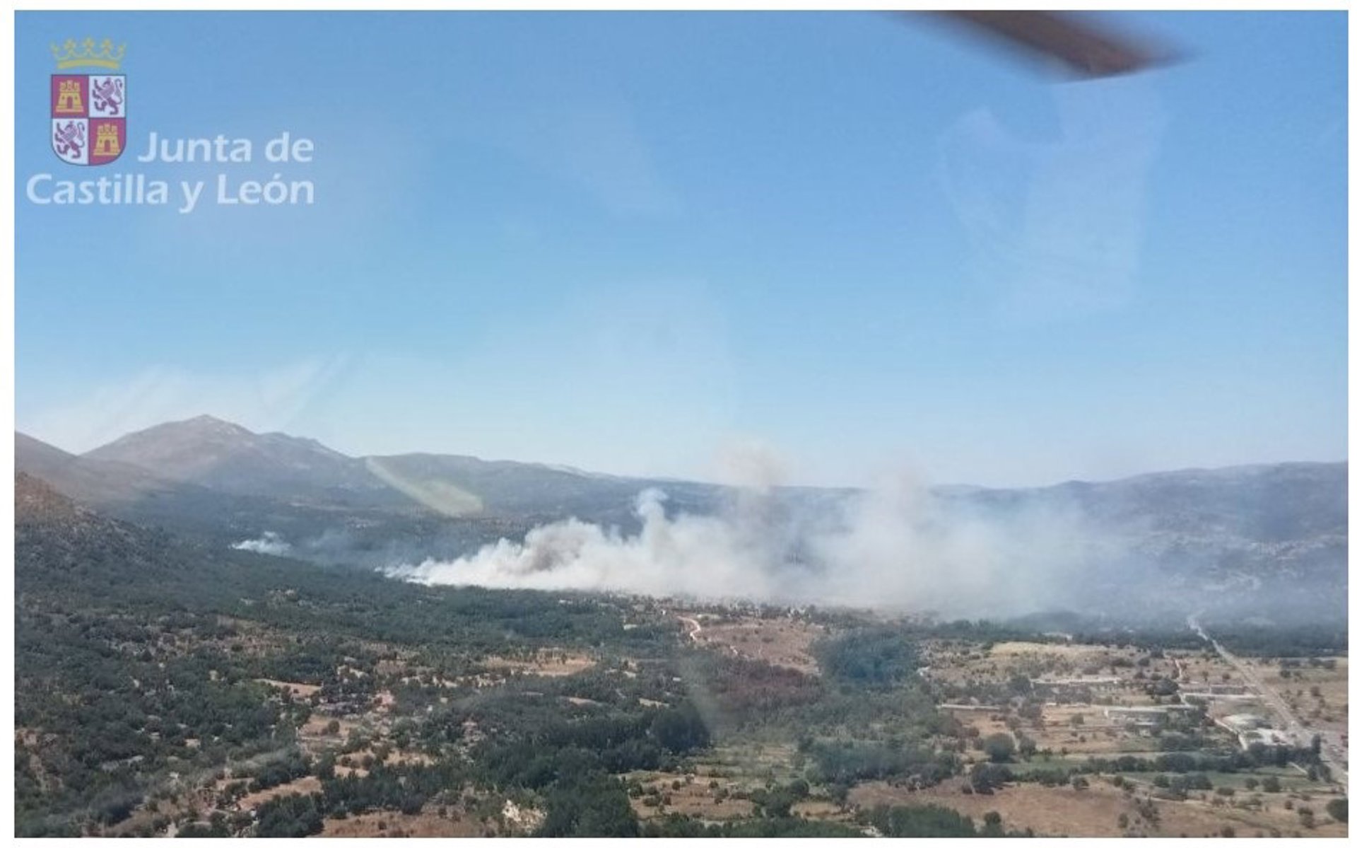 El incendio de Navaluenga (Ávila) podría darse por controlado este domingo tras una noche «tranquila»