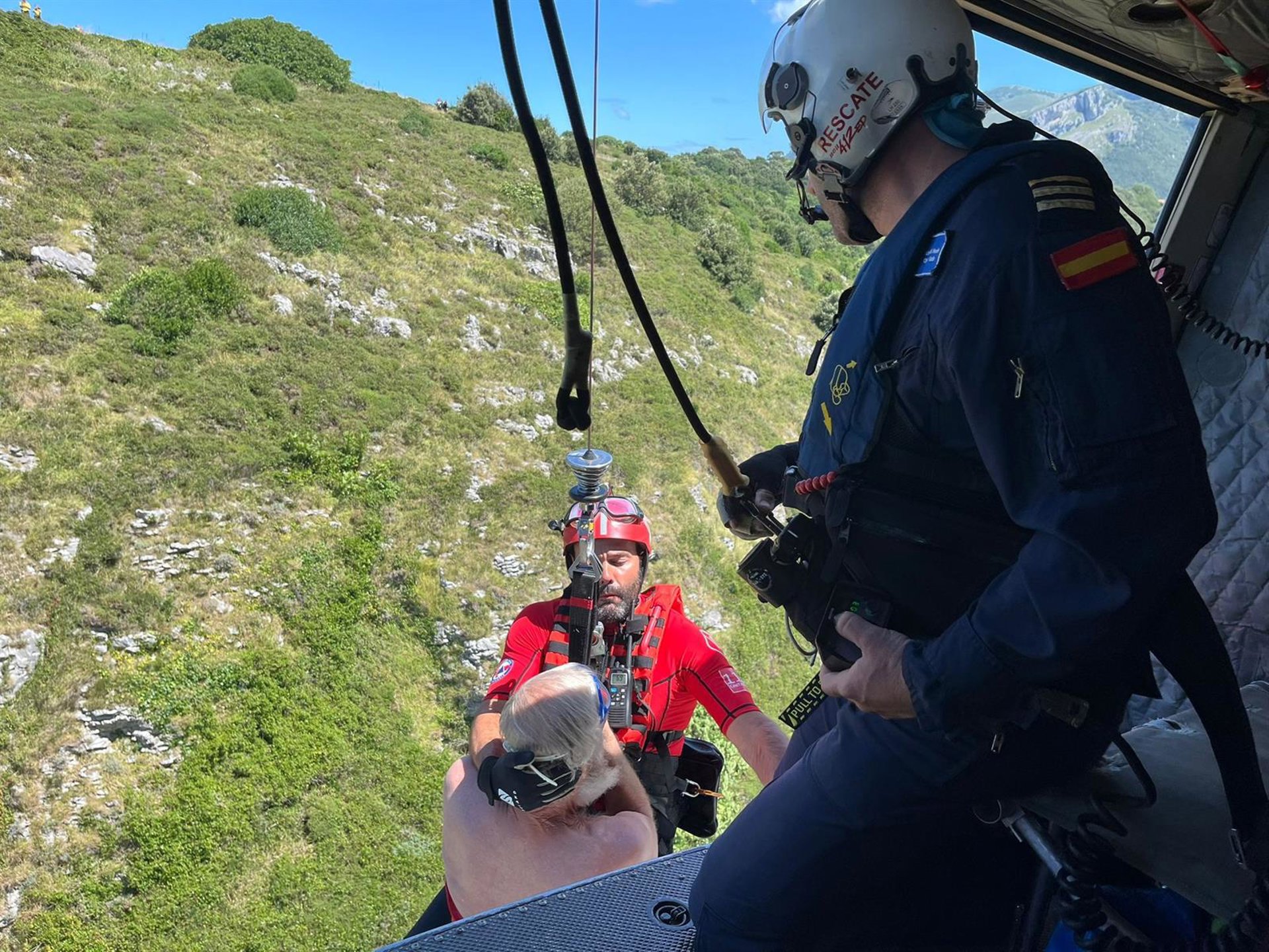 Rescatan a un niño de 11 años y un adulto de 70 atrapados en una zona de rocas en la playa de Sonabia