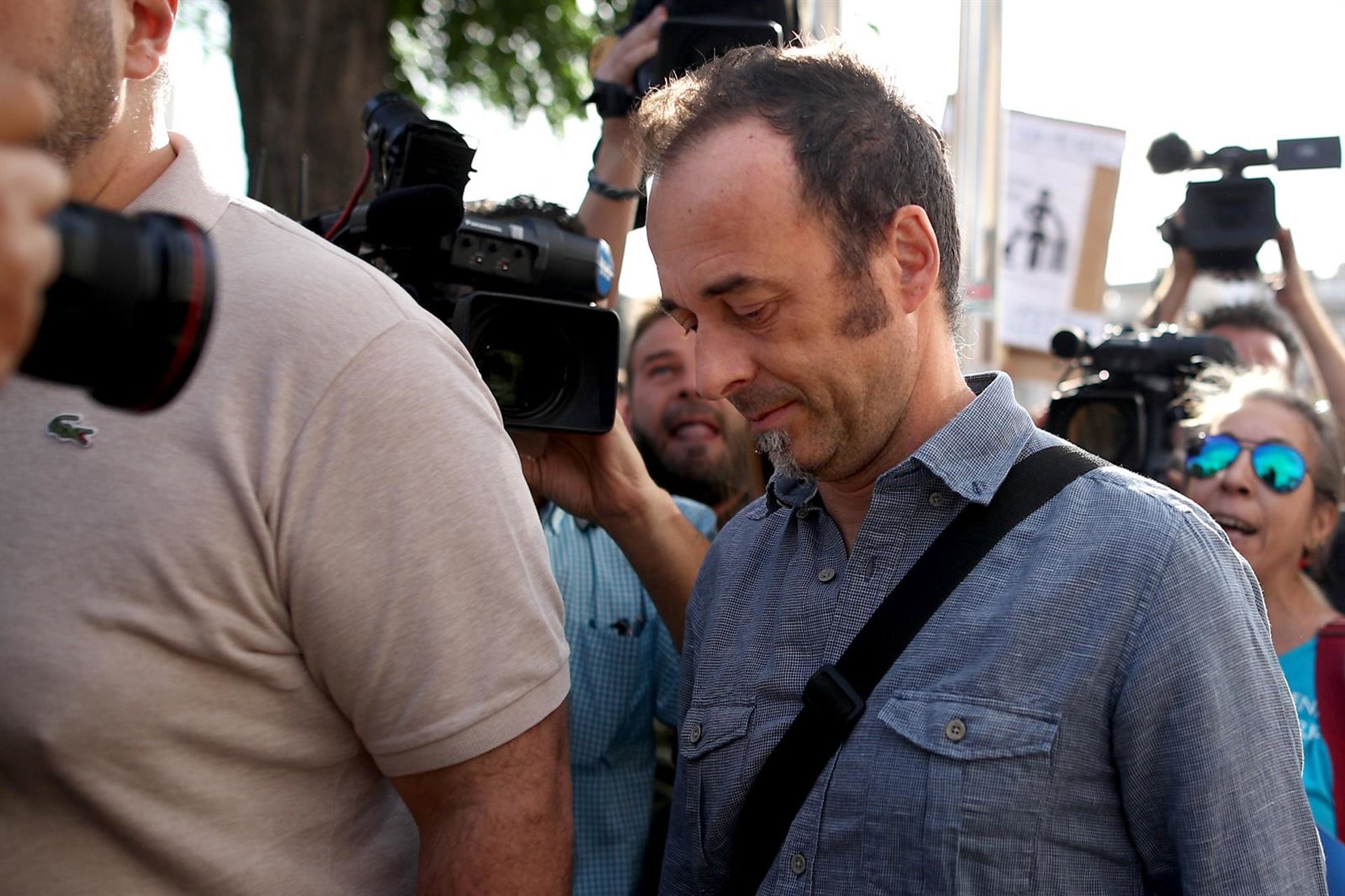 Llega al punto de encuentro familiar el padre del hijo menor de Juana Rivas a la espera de la decisión del TC