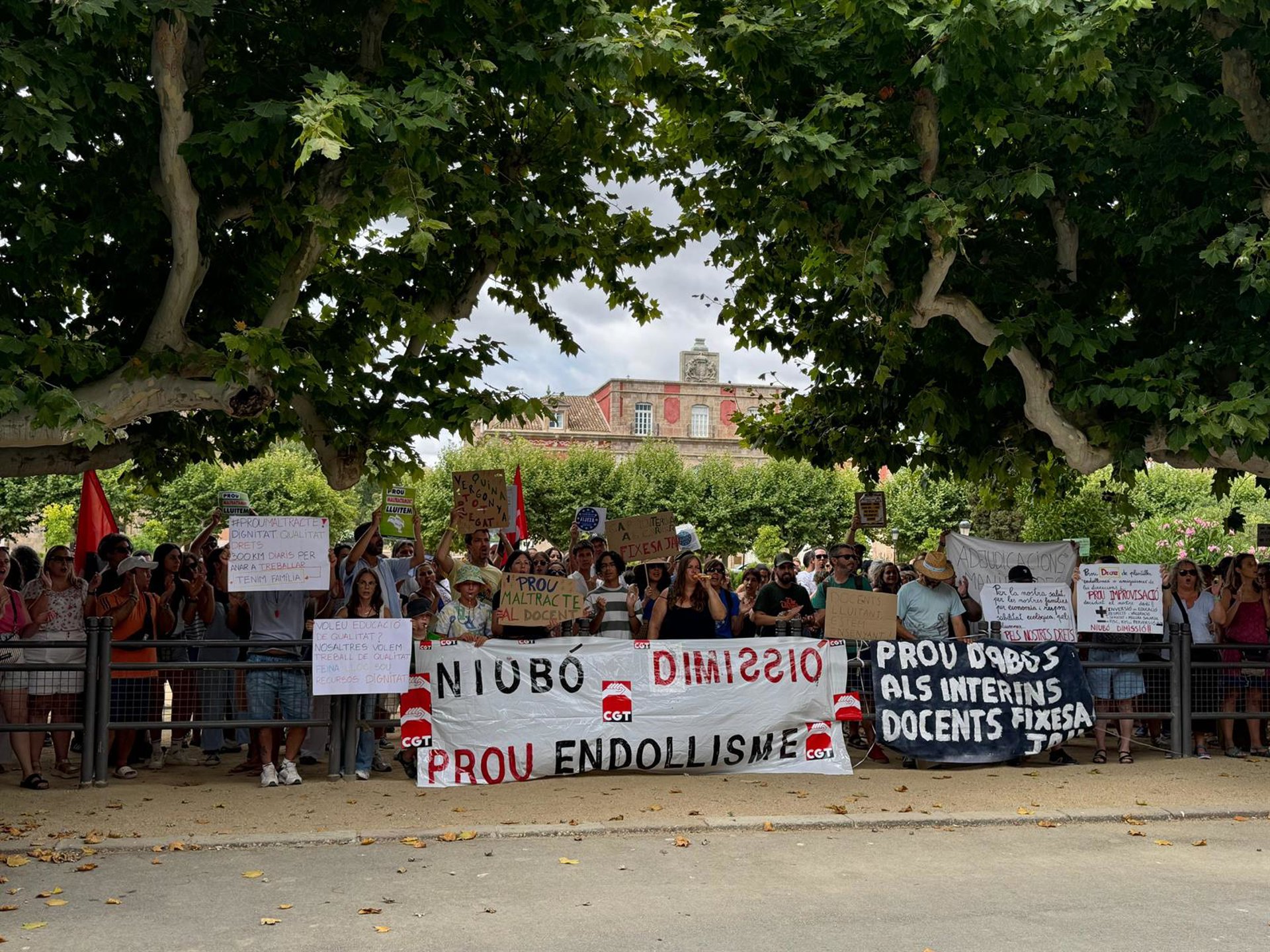 Unos 200 docentes piden la dimisión de Niubó ante el Parlament por las adjudicaciones