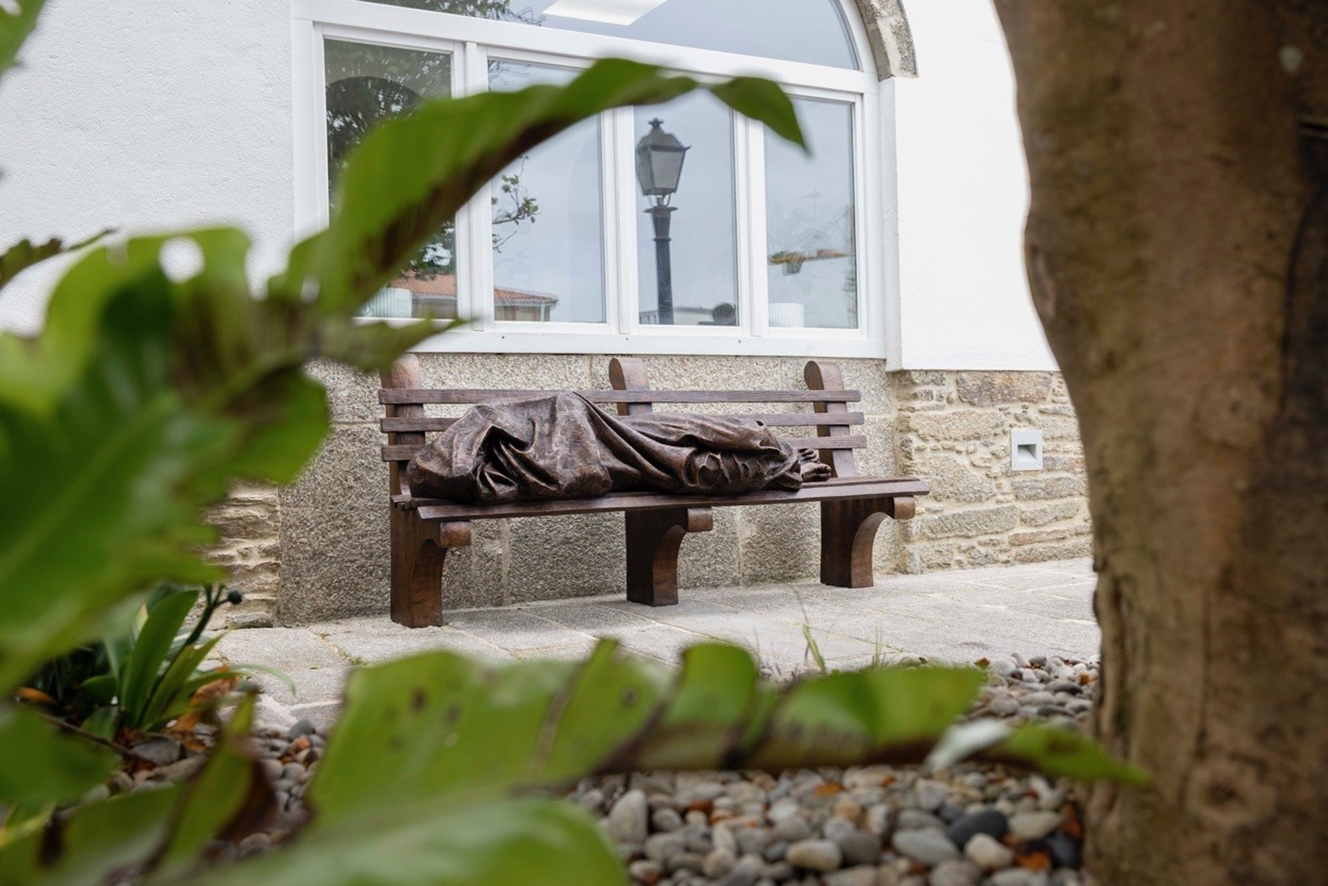 La escultura de un Jesús «sin hogar» recibirá desde este martes a los peregrinos que recojan su ‘Compostela’