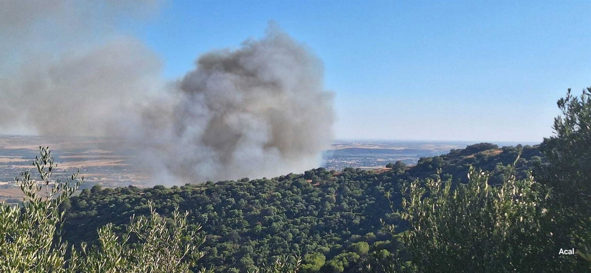 Movilizados también el GREA y la Policía adscrita por el incendio con viviendas desalojadas